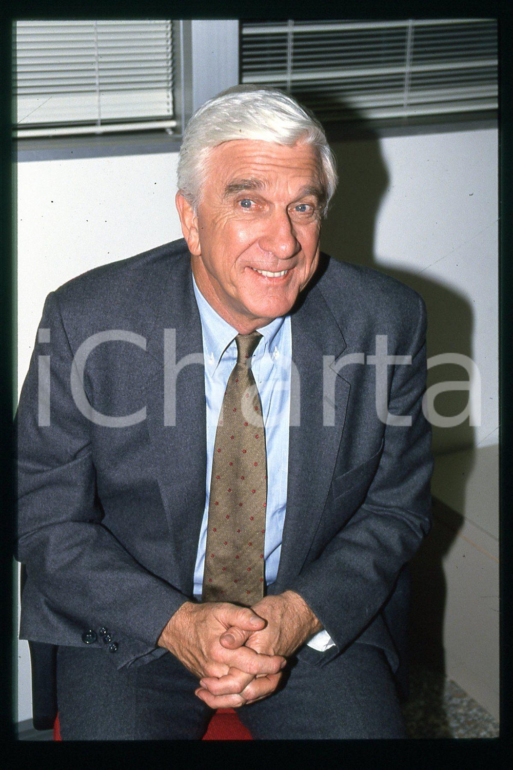 35mm vintage slide* 1995 ca CANALE 5 Leslie NIELSEN ospite a PAPERISSIMA (22)  Diapositiva d'epoca, in formato 35 mm.CONDIZIONI: GOODE' severamente vietata la riproduzione. Tutti i diritti sono riservati.Nella diapositiva ICharta mette in vendita, sul negozio eBay e in esclusiva sul sito "icharta" il proprio archivio composto da numerose diapositive e negativi fotografici d'epoca, tutti originali e autentici, che attraversano la storia del costume italiano tra gli la fine degli anni Sessanta e Novanta.Si tratta di uno sguardo inedito sull'attualit&agrave;, la politica, la vita quotidiana, il gossip e la cultura, che fotografa il cambiamento della nazione in quest'ultimo scorcio del XX secolo. Un'occasione unica per il mercato del collezionismo, che vede finalmente disponibile un archivio eccezionale per vastit&agrave;, tematiche e condizioni, in un settore (il negativo fotografico e la diapositiva) di assoluta novit&agrave; e dalle interessanti prospettive di investimento.  FAIR/discreto   originale e autentica 1