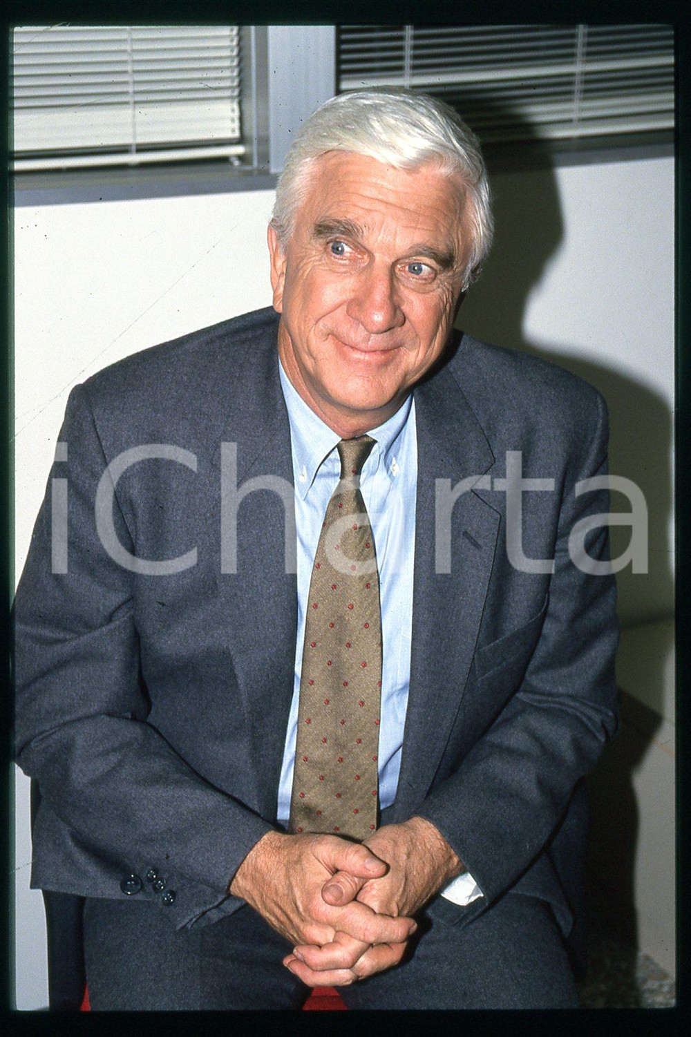 35mm vintage slide* 1995 ca CANALE 5 Leslie NIELSEN ospite a PAPERISSIMA (24)  Diapositiva d'epoca, in formato 35 mm.CONDIZIONI: GOODE' severamente vietata la riproduzione. Tutti i diritti sono riservati.Nella diapositiva ICharta mette in vendita, sul negozio eBay e in esclusiva sul sito "icharta" il proprio archivio composto da numerose diapositive e negativi fotografici d'epoca, tutti originali e autentici, che attraversano la storia del costume italiano tra gli la fine degli anni Sessanta e Novanta.Si tratta di uno sguardo inedito sull'attualit&agrave;, la politica, la vita quotidiana, il gossip e la cultura, che fotografa il cambiamento della nazione in quest'ultimo scorcio del XX secolo. Un'occasione unica per il mercato del collezionismo, che vede finalmente disponibile un archivio eccezionale per vastit&agrave;, tematiche e condizioni, in un settore (il negativo fotografico e la diapositiva) di assoluta novit&agrave; e dalle interessanti prospettive di investimento.  FAIR/discreto   originale e autentica 1