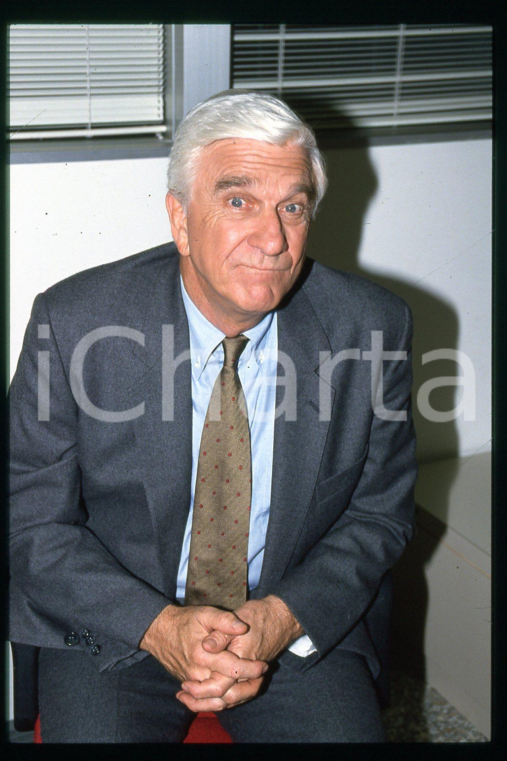 35mm vintage slide* 1995 ca CANALE 5 Leslie NIELSEN ospite a PAPERISSIMA (30)  Diapositiva d'epoca, in formato 35 mm.CONDIZIONI: GOODE' severamente vietata la riproduzione. Tutti i diritti sono riservati.Nella diapositiva ICharta mette in vendita, sul negozio eBay e in esclusiva sul sito "icharta" il proprio archivio composto da numerose diapositive e negativi fotografici d'epoca, tutti originali e autentici, che attraversano la storia del costume italiano tra gli la fine degli anni Sessanta e Novanta.Si tratta di uno sguardo inedito sull'attualit&agrave;, la politica, la vita quotidiana, il gossip e la cultura, che fotografa il cambiamento della nazione in quest'ultimo scorcio del XX secolo. Un'occasione unica per il mercato del collezionismo, che vede finalmente disponibile un archivio eccezionale per vastit&agrave;, tematiche e condizioni, in un settore (il negativo fotografico e la diapositiva) di assoluta novit&agrave; e dalle interessanti prospettive di investimento.  FAIR/discreto   originale e autentica 1