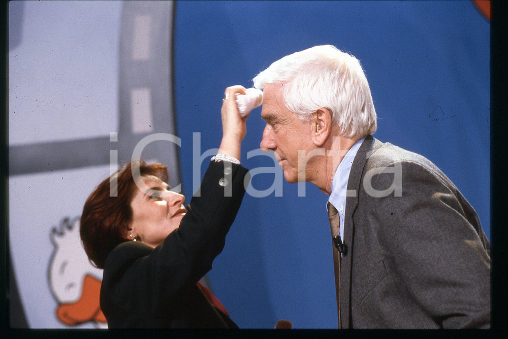 35mm vintage slide* 1995 ca CANALE 5 Leslie NIELSEN ospite a PAPERISSIMA (45)  Diapositiva d'epoca, in formato 35 mm.CONDIZIONI: GOODE' severamente vietata la riproduzione. Tutti i diritti sono riservati.Nella diapositiva ICharta mette in vendita, sul negozio eBay e in esclusiva sul sito "icharta" il proprio archivio composto da numerose diapositive e negativi fotografici d'epoca, tutti originali e autentici, che attraversano la storia del costume italiano tra gli la fine degli anni Sessanta e Novanta.Si tratta di uno sguardo inedito sull'attualit&agrave;, la politica, la vita quotidiana, il gossip e la cultura, che fotografa il cambiamento della nazione in quest'ultimo scorcio del XX secolo. Un'occasione unica per il mercato del collezionismo, che vede finalmente disponibile un archivio eccezionale per vastit&agrave;, tematiche e condizioni, in un settore (il negativo fotografico e la diapositiva) di assoluta novit&agrave; e dalle interessanti prospettive di investimento.  FAIR/discreto   originale e autentica 1