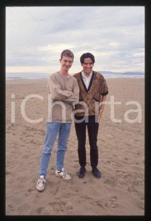 35mm vintage slide* 1996 ca VENEZIA Christopher CHAPLIN Reuben PILLSBURY (44)  Diapositiva d'epoca, in formato 35 mm.CONDIZIONI: GOODE' severamente vietata la riproduzione. Tutti i diritti sono riservati.Nella diapositiva ICharta mette in vendita, sul negozio eBay e in esclusiva sul sito "icharta" il proprio archivio composto da numerose diapositive e negativi fotografici d'epoca, tutti originali e autentici, che attraversano la storia del costume italiano tra gli la fine degli anni Sessanta e Novanta.Si tratta di uno sguardo inedito sull'attualit&agrave;, la politica, la vita quotidiana, il gossip e la cultura, che fotografa il cambiamento della nazione in quest'ultimo scorcio del XX secolo. Un'occasione unica per il mercato del collezionismo, che vede finalmente disponibile un archivio eccezionale per vastit&agrave;, tematiche e condizioni, in un settore (il negativo fotografico e la diapositiva) di assoluta novit&agrave; e dalle interessanti prospettive di investimento.  FAIR/discreto   originale e autentica 1