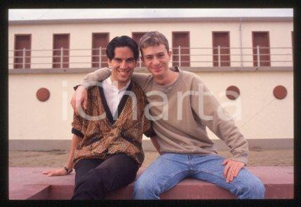 35mm vintage slide* 1996 ca VENEZIA Christopher CHAPLIN Reuben PILLSBURY (46)  Diapositiva d'epoca, in formato 35 mm.CONDIZIONI: GOODE' severamente vietata la riproduzione. Tutti i diritti sono riservati.Nella diapositiva ICharta mette in vendita, sul negozio eBay e in esclusiva sul sito "icharta" il proprio archivio composto da numerose diapositive e negativi fotografici d'epoca, tutti originali e autentici, che attraversano la storia del costume italiano tra gli la fine degli anni Sessanta e Novanta.Si tratta di uno sguardo inedito sull'attualit&agrave;, la politica, la vita quotidiana, il gossip e la cultura, che fotografa il cambiamento della nazione in quest'ultimo scorcio del XX secolo. Un'occasione unica per il mercato del collezionismo, che vede finalmente disponibile un archivio eccezionale per vastit&agrave;, tematiche e condizioni, in un settore (il negativo fotografico e la diapositiva) di assoluta novit&agrave; e dalle interessanti prospettive di investimento.  FAIR/discreto   originale e autentica 1