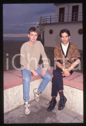 35mm vintage slide* 1996 ca VENEZIA Christopher CHAPLIN Reuben PILLSBURY (51)  Diapositiva d'epoca, in formato 35 mm.CONDIZIONI: GOODE' severamente vietata la riproduzione. Tutti i diritti sono riservati.Nella diapositiva ICharta mette in vendita, sul negozio eBay e in esclusiva sul sito "icharta" il proprio archivio composto da numerose diapositive e negativi fotografici d'epoca, tutti originali e autentici, che attraversano la storia del costume italiano tra gli la fine degli anni Sessanta e Novanta.Si tratta di uno sguardo inedito sull'attualit&agrave;, la politica, la vita quotidiana, il gossip e la cultura, che fotografa il cambiamento della nazione in quest'ultimo scorcio del XX secolo. Un'occasione unica per il mercato del collezionismo, che vede finalmente disponibile un archivio eccezionale per vastit&agrave;, tematiche e condizioni, in un settore (il negativo fotografico e la diapositiva) di assoluta novit&agrave; e dalle interessanti prospettive di investimento.  FAIR/discreto   originale e autentica 1