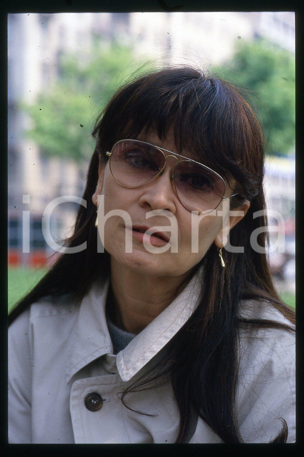 35mm vintage slide* 1995 ca MILANO - TEATRO Anna Maria GUARNIERI (17)  Diapositiva d'epoca, in formato 35 mm.CONDIZIONI: GOODE' severamente vietata la riproduzione. Tutti i diritti sono riservati.Nella diapositiva ICharta mette in vendita, sul negozio eBay e in esclusiva sul sito "icharta" il proprio archivio composto da numerose diapositive e negativi fotografici d'epoca, tutti originali e autentici, che attraversano la storia del costume italiano tra gli la fine degli anni Sessanta e Novanta.Si tratta di uno sguardo inedito sull'attualit&agrave;, la politica, la vita quotidiana, il gossip e la cultura, che fotografa il cambiamento della nazione in quest'ultimo scorcio del XX secolo. Un'occasione unica per il mercato del collezionismo, che vede finalmente disponibile un archivio eccezionale per vastit&agrave;, tematiche e condizioni, in un settore (il negativo fotografico e la diapositiva) di assoluta novit&agrave; e dalle interessanti prospettive di investimento.  FAIR/discreto   originale e autentica 1