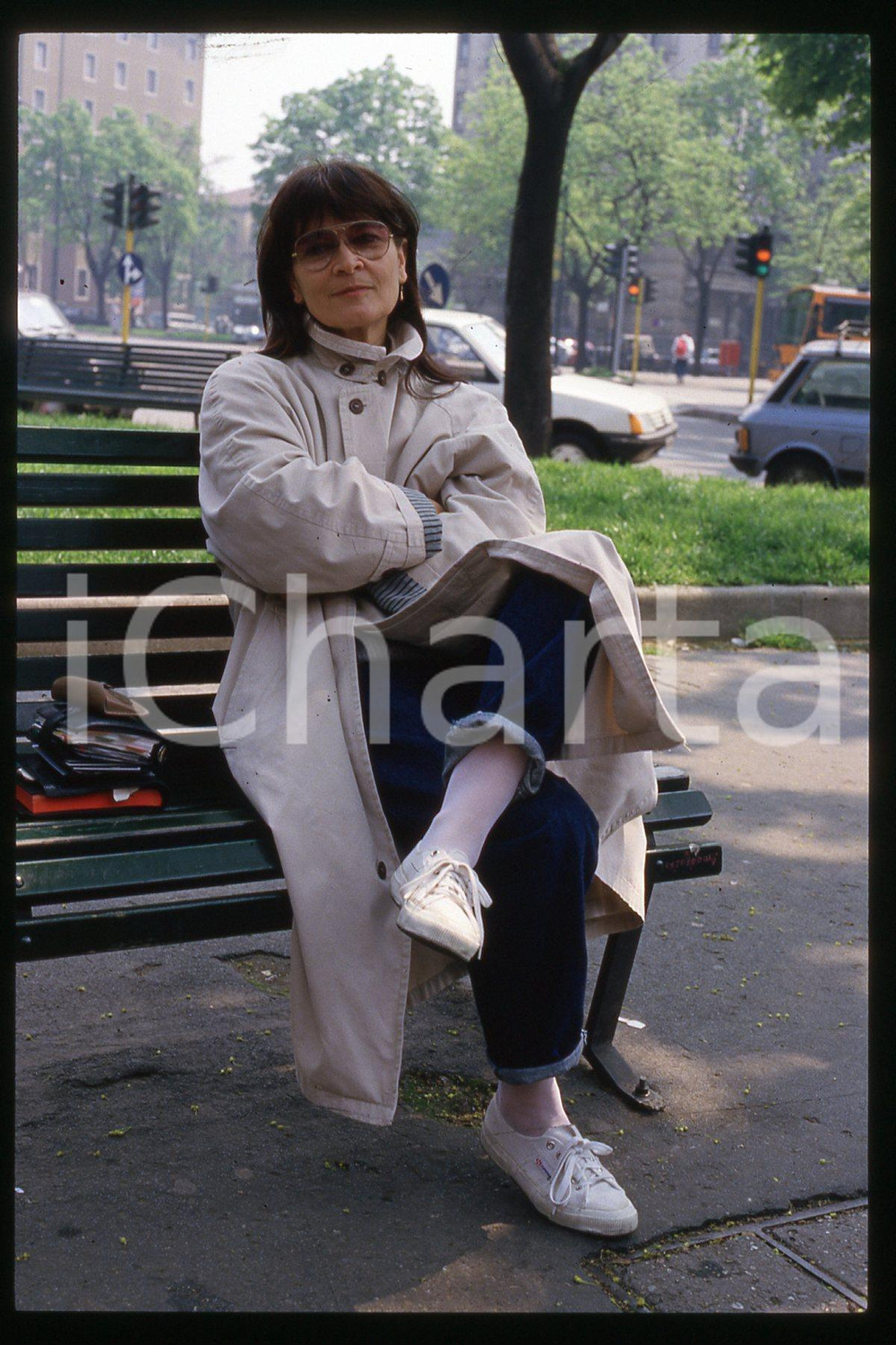 35mm vintage slide* 1995 ca MILANO - TEATRO Anna Maria GUARNIERI (19)  Diapositiva d'epoca, in formato 35 mm.CONDIZIONI: GOODE' severamente vietata la riproduzione. Tutti i diritti sono riservati.Nella diapositiva ICharta mette in vendita, sul negozio eBay e in esclusiva sul sito "icharta" il proprio archivio composto da numerose diapositive e negativi fotografici d'epoca, tutti originali e autentici, che attraversano la storia del costume italiano tra gli la fine degli anni Sessanta e Novanta.Si tratta di uno sguardo inedito sull'attualit&agrave;, la politica, la vita quotidiana, il gossip e la cultura, che fotografa il cambiamento della nazione in quest'ultimo scorcio del XX secolo. Un'occasione unica per il mercato del collezionismo, che vede finalmente disponibile un archivio eccezionale per vastit&agrave;, tematiche e condizioni, in un settore (il negativo fotografico e la diapositiva) di assoluta novit&agrave; e dalle interessanti prospettive di investimento.  FAIR/discreto   originale e autentica 1