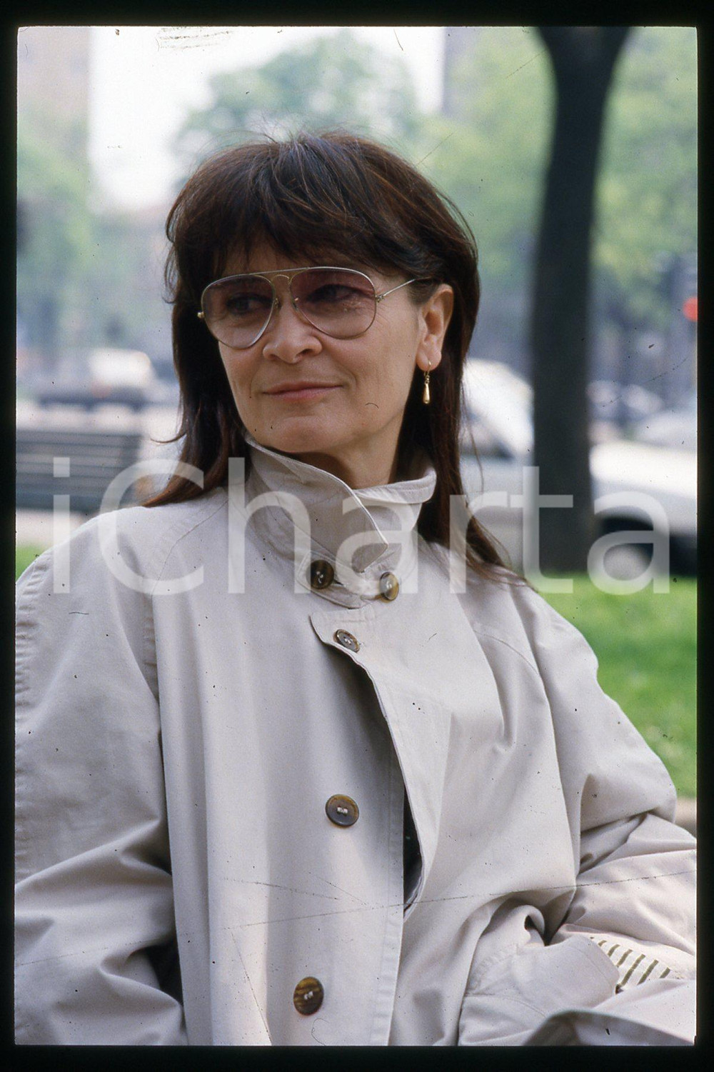 35mm vintage slide* 1995 ca MILANO - TEATRO Anna Maria GUARNIERI (23)  Diapositiva d'epoca, in formato 35 mm.CONDIZIONI: GOODE' severamente vietata la riproduzione. Tutti i diritti sono riservati.Nella diapositiva ICharta mette in vendita, sul negozio eBay e in esclusiva sul sito "icharta" il proprio archivio composto da numerose diapositive e negativi fotografici d'epoca, tutti originali e autentici, che attraversano la storia del costume italiano tra gli la fine degli anni Sessanta e Novanta.Si tratta di uno sguardo inedito sull'attualit&agrave;, la politica, la vita quotidiana, il gossip e la cultura, che fotografa il cambiamento della nazione in quest'ultimo scorcio del XX secolo. Un'occasione unica per il mercato del collezionismo, che vede finalmente disponibile un archivio eccezionale per vastit&agrave;, tematiche e condizioni, in un settore (il negativo fotografico e la diapositiva) di assoluta novit&agrave; e dalle interessanti prospettive di investimento.  FAIR/discreto   originale e autentica 1