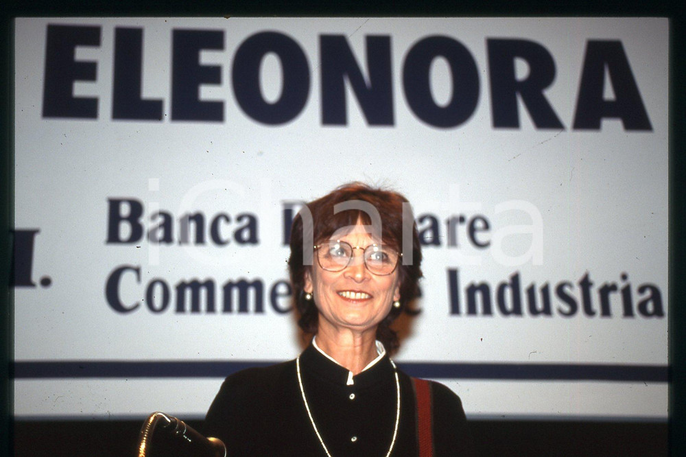 35mm vintage slide* 1994 ITALIA Premio Eleonora Duse - Anna Maria GUARNIERI (31)  Diapositiva d'epoca, in formato 35 mm.CONDIZIONI: GOODE' severamente vietata la riproduzione. Tutti i diritti sono riservati.Nella diapositiva ICharta mette in vendita, sul negozio eBay e in esclusiva sul sito "icharta" il proprio archivio composto da numerose diapositive e negativi fotografici d'epoca, tutti originali e autentici, che attraversano la storia del costume italiano tra gli la fine degli anni Sessanta e Novanta.Si tratta di uno sguardo inedito sull'attualit&agrave;, la politica, la vita quotidiana, il gossip e la cultura, che fotografa il cambiamento della nazione in quest'ultimo scorcio del XX secolo. Un'occasione unica per il mercato del collezionismo, che vede finalmente disponibile un archivio eccezionale per vastit&agrave;, tematiche e condizioni, in un settore (il negativo fotografico e la diapositiva) di assoluta novit&agrave; e dalle interessanti prospettive di investimento.  FAIR/discreto   originale e autentica 1