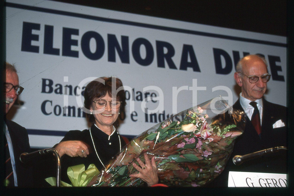 35mm vintage slide* 1994 ITALIA Premio Eleonora Duse - Anna Maria GUARNIERI (32)  Diapositiva d'epoca, in formato 35 mm.CONDIZIONI: GOODE' severamente vietata la riproduzione. Tutti i diritti sono riservati.Nella diapositiva ICharta mette in vendita, sul negozio eBay e in esclusiva sul sito "icharta" il proprio archivio composto da numerose diapositive e negativi fotografici d'epoca, tutti originali e autentici, che attraversano la storia del costume italiano tra gli la fine degli anni Sessanta e Novanta.Si tratta di uno sguardo inedito sull'attualit&agrave;, la politica, la vita quotidiana, il gossip e la cultura, che fotografa il cambiamento della nazione in quest'ultimo scorcio del XX secolo. Un'occasione unica per il mercato del collezionismo, che vede finalmente disponibile un archivio eccezionale per vastit&agrave;, tematiche e condizioni, in un settore (il negativo fotografico e la diapositiva) di assoluta novit&agrave; e dalle interessanti prospettive di investimento.  FAIR/discreto   originale e autentica 1