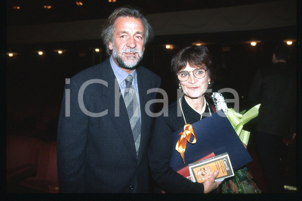 35mm vintage slide* 1994 PREMIO Eleonora DUSE - Anna Maria GUARNIERI marito (52)  Diapositiva d'epoca, in formato 35 mm.CONDIZIONI: GOODE' severamente vietata la riproduzione. Tutti i diritti sono riservati.Nella diapositiva ICharta mette in vendita, sul negozio eBay e in esclusiva sul sito "icharta" il proprio archivio composto da numerose diapositive e negativi fotografici d'epoca, tutti originali e autentici, che attraversano la storia del costume italiano tra gli la fine degli anni Sessanta e Novanta.Si tratta di uno sguardo inedito sull'attualit&agrave;, la politica, la vita quotidiana, il gossip e la cultura, che fotografa il cambiamento della nazione in quest'ultimo scorcio del XX secolo. Un'occasione unica per il mercato del collezionismo, che vede finalmente disponibile un archivio eccezionale per vastit&agrave;, tematiche e condizioni, in un settore (il negativo fotografico e la diapositiva) di assoluta novit&agrave; e dalle interessanti prospettive di investimento.  FAIR/discreto   originale e autentica 1