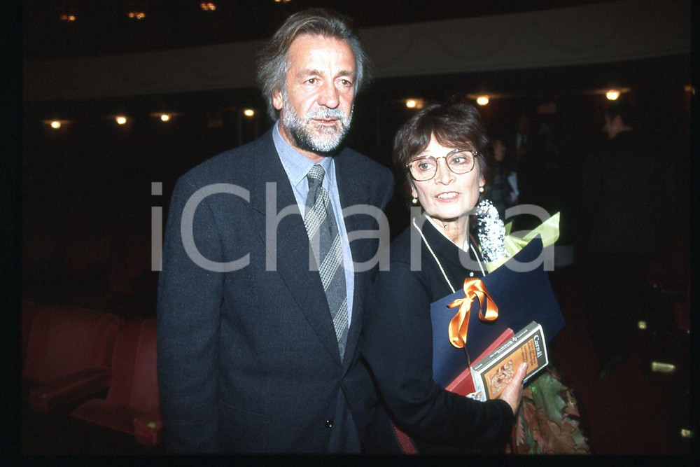 35mm vintage slide* 1994 PREMIO Eleonora DUSE - Anna Maria GUARNIERI marito (53)  Diapositiva d'epoca, in formato 35 mm.CONDIZIONI: GOODE' severamente vietata la riproduzione. Tutti i diritti sono riservati.Nella diapositiva ICharta mette in vendita, sul negozio eBay e in esclusiva sul sito "icharta" il proprio archivio composto da numerose diapositive e negativi fotografici d'epoca, tutti originali e autentici, che attraversano la storia del costume italiano tra gli la fine degli anni Sessanta e Novanta.Si tratta di uno sguardo inedito sull'attualit&agrave;, la politica, la vita quotidiana, il gossip e la cultura, che fotografa il cambiamento della nazione in quest'ultimo scorcio del XX secolo. Un'occasione unica per il mercato del collezionismo, che vede finalmente disponibile un archivio eccezionale per vastit&agrave;, tematiche e condizioni, in un settore (il negativo fotografico e la diapositiva) di assoluta novit&agrave; e dalle interessanti prospettive di investimento.  FAIR/discreto   originale e autentica 1