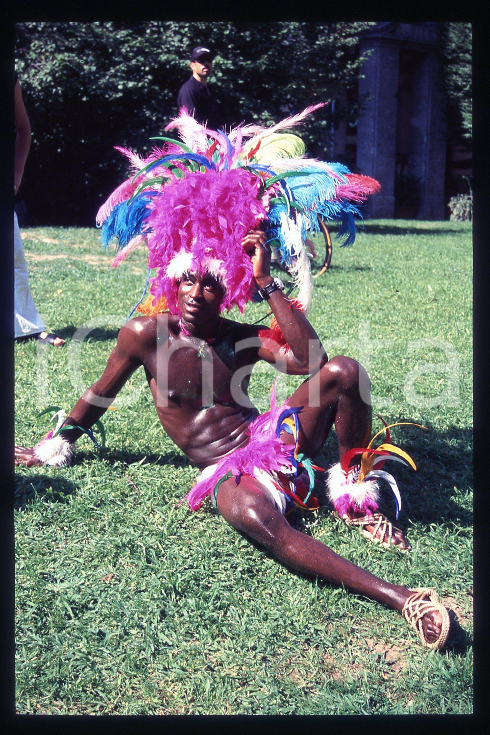 35mm vintage slide* 2001 MILANO - GAY PRIDE Immagini del corteo (22)  Diapositiva d'epoca, in formato 35 mm.CONDIZIONI: GOODE' severamente vietata la riproduzione. Tutti i diritti sono riservati.Nella diapositiva ICharta mette in vendita, sul negozio eBay e in esclusiva sul sito "icharta" il proprio archivio composto da numerose diapositive e negativi fotografici d'epoca, tutti originali e autentici, che attraversano la storia del costume italiano tra gli la fine degli anni Sessanta e Novanta.Si tratta di uno sguardo inedito sull'attualit&agrave;, la politica, la vita quotidiana, il gossip e la cultura, che fotografa il cambiamento della nazione in quest'ultimo scorcio del XX secolo. Un'occasione unica per il mercato del collezionismo, che vede finalmente disponibile un archivio eccezionale per vastit&agrave;, tematiche e condizioni, in un settore (il negativo fotografico e la diapositiva) di assoluta novit&agrave; e dalle interessanti prospettive di investimento.  FAIR/discreto   originale e autentica 1