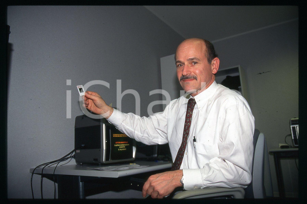 35mm vintage slide* 1995 ca MILANO Steven HEYMSFIELD Ritratto professore (13)  Diapositiva d'epoca, in formato 35 mm.CONDIZIONI: GOODE' severamente vietata la riproduzione. Tutti i diritti sono riservati.Nella diapositiva ICharta mette in vendita, sul negozio eBay e in esclusiva sul sito "icharta" il proprio archivio composto da numerose diapositive e negativi fotografici d'epoca, tutti originali e autentici, che attraversano la storia del costume italiano tra gli la fine degli anni Sessanta e Novanta.Si tratta di uno sguardo inedito sull'attualit&agrave;, la politica, la vita quotidiana, il gossip e la cultura, che fotografa il cambiamento della nazione in quest'ultimo scorcio del XX secolo. Un'occasione unica per il mercato del collezionismo, che vede finalmente disponibile un archivio eccezionale per vastit&agrave;, tematiche e condizioni, in un settore (il negativo fotografico e la diapositiva) di assoluta novit&agrave; e dalle interessanti prospettive di investimento.  FAIR/discreto   originale e autentica 1