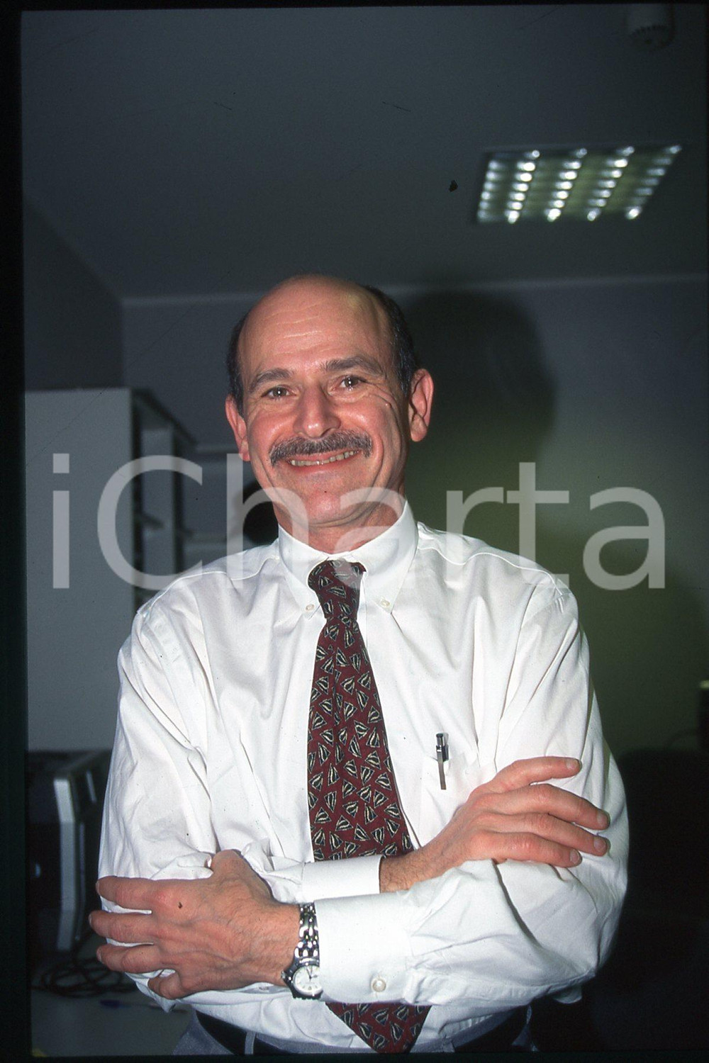 35mm vintage slide* 1995 ca MILANO Steven HEYMSFIELD Ritratto professore (16)  Diapositiva d'epoca, in formato 35 mm.CONDIZIONI: GOODE' severamente vietata la riproduzione. Tutti i diritti sono riservati.Nella diapositiva ICharta mette in vendita, sul negozio eBay e in esclusiva sul sito "icharta" il proprio archivio composto da numerose diapositive e negativi fotografici d'epoca, tutti originali e autentici, che attraversano la storia del costume italiano tra gli la fine degli anni Sessanta e Novanta.Si tratta di uno sguardo inedito sull'attualit&agrave;, la politica, la vita quotidiana, il gossip e la cultura, che fotografa il cambiamento della nazione in quest'ultimo scorcio del XX secolo. Un'occasione unica per il mercato del collezionismo, che vede finalmente disponibile un archivio eccezionale per vastit&agrave;, tematiche e condizioni, in un settore (il negativo fotografico e la diapositiva) di assoluta novit&agrave; e dalle interessanti prospettive di investimento.  FAIR/discreto   originale e autentica 1