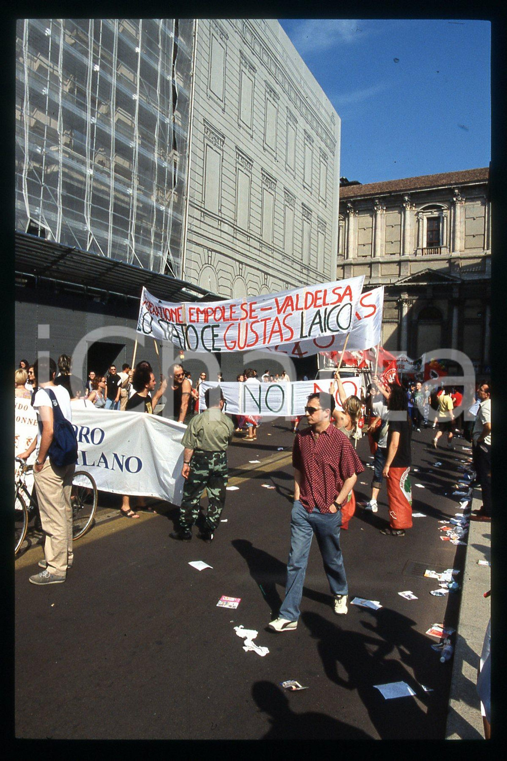 35mm vintage slide* 2001 MILANO - GAY PRIDE Immagini del corteo (37)  Diapositiva d'epoca, in formato 35 mm.CONDIZIONI: GOODE' severamente vietata la riproduzione. Tutti i diritti sono riservati.Nella diapositiva ICharta mette in vendita, sul negozio eBay e in esclusiva sul sito "icharta" il proprio archivio composto da numerose diapositive e negativi fotografici d'epoca, tutti originali e autentici, che attraversano la storia del costume italiano tra gli la fine degli anni Sessanta e Novanta.Si tratta di uno sguardo inedito sull'attualit&agrave;, la politica, la vita quotidiana, il gossip e la cultura, che fotografa il cambiamento della nazione in quest'ultimo scorcio del XX secolo. Un'occasione unica per il mercato del collezionismo, che vede finalmente disponibile un archivio eccezionale per vastit&agrave;, tematiche e condizioni, in un settore (il negativo fotografico e la diapositiva) di assoluta novit&agrave; e dalle interessanti prospettive di investimento.  FAIR/discreto   originale e autentica 1