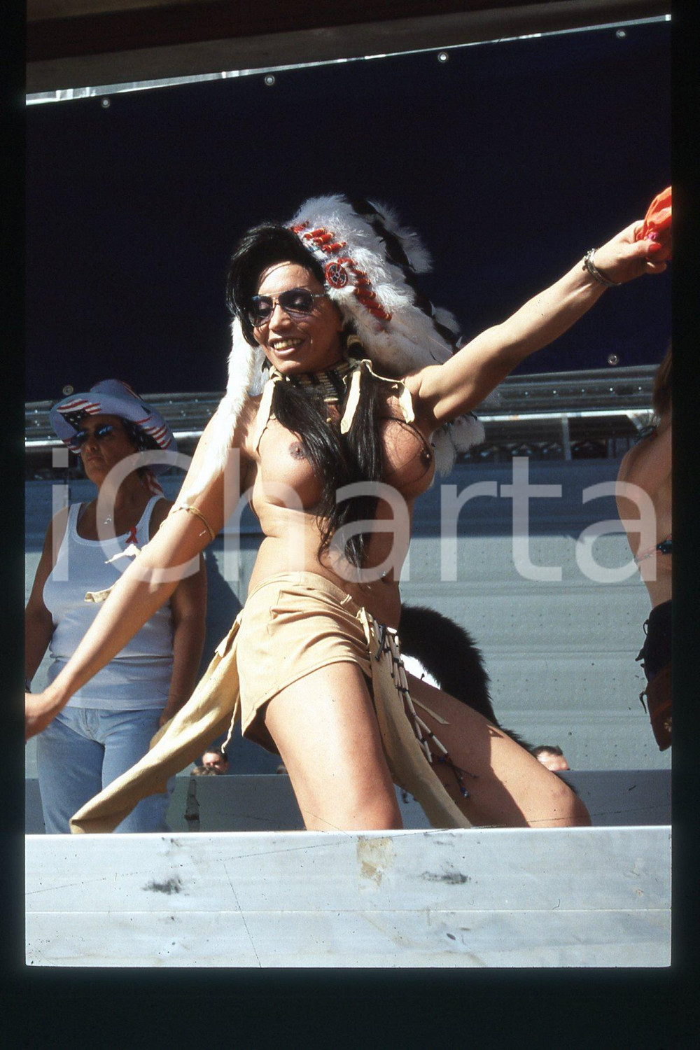 35mm vintage slide* 2001 MILANO - GAY PRIDE Immagini del corteo (39)  Diapositiva d'epoca, in formato 35 mm.CONDIZIONI: GOODE' severamente vietata la riproduzione. Tutti i diritti sono riservati.Nella diapositiva ICharta mette in vendita, sul negozio eBay e in esclusiva sul sito "icharta" il proprio archivio composto da numerose diapositive e negativi fotografici d'epoca, tutti originali e autentici, che attraversano la storia del costume italiano tra gli la fine degli anni Sessanta e Novanta.Si tratta di uno sguardo inedito sull'attualit&agrave;, la politica, la vita quotidiana, il gossip e la cultura, che fotografa il cambiamento della nazione in quest'ultimo scorcio del XX secolo. Un'occasione unica per il mercato del collezionismo, che vede finalmente disponibile un archivio eccezionale per vastit&agrave;, tematiche e condizioni, in un settore (il negativo fotografico e la diapositiva) di assoluta novit&agrave; e dalle interessanti prospettive di investimento.  FAIR/discreto   originale e autentica 1