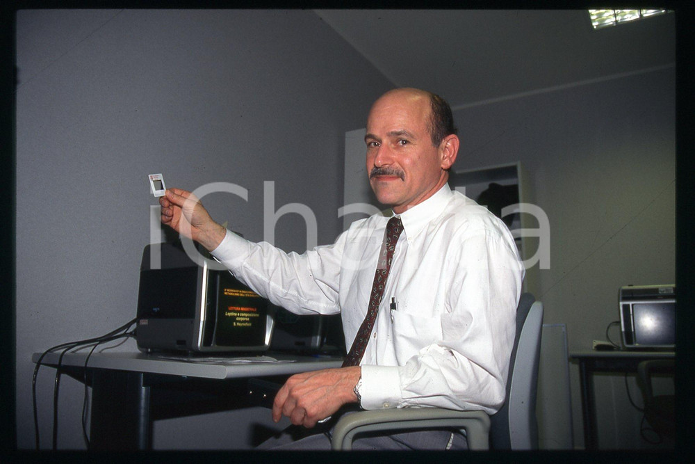 35mm vintage slide* 1995 ca MILANO Steven HEYMSFIELD Ritratto professore (2)  Diapositiva d'epoca, in formato 35 mm.CONDIZIONI: GOODE' severamente vietata la riproduzione. Tutti i diritti sono riservati.Nella diapositiva ICharta mette in vendita, sul negozio eBay e in esclusiva sul sito "icharta" il proprio archivio composto da numerose diapositive e negativi fotografici d'epoca, tutti originali e autentici, che attraversano la storia del costume italiano tra gli la fine degli anni Sessanta e Novanta.Si tratta di uno sguardo inedito sull'attualit&agrave;, la politica, la vita quotidiana, il gossip e la cultura, che fotografa il cambiamento della nazione in quest'ultimo scorcio del XX secolo. Un'occasione unica per il mercato del collezionismo, che vede finalmente disponibile un archivio eccezionale per vastit&agrave;, tematiche e condizioni, in un settore (il negativo fotografico e la diapositiva) di assoluta novit&agrave; e dalle interessanti prospettive di investimento.  FAIR/discreto   originale e autentica 1
