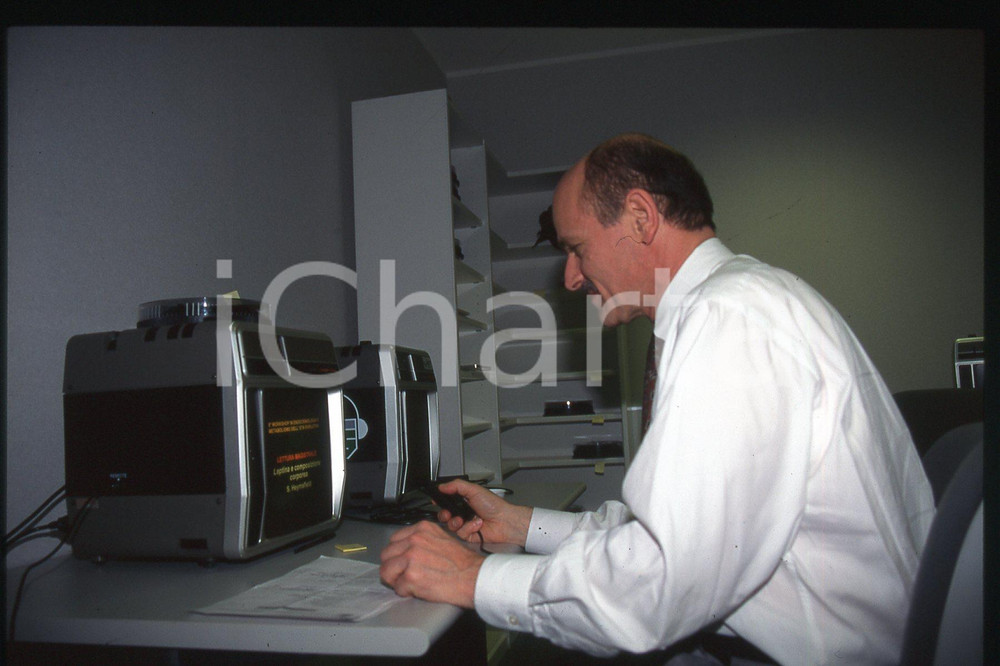 35mm vintage slide* 1995 ca MILANO Steven HEYMSFIELD Ritratto professore (23)  Diapositiva d'epoca, in formato 35 mm.CONDIZIONI: GOODE' severamente vietata la riproduzione. Tutti i diritti sono riservati.Nella diapositiva ICharta mette in vendita, sul negozio eBay e in esclusiva sul sito "icharta" il proprio archivio composto da numerose diapositive e negativi fotografici d'epoca, tutti originali e autentici, che attraversano la storia del costume italiano tra gli la fine degli anni Sessanta e Novanta.Si tratta di uno sguardo inedito sull'attualit&agrave;, la politica, la vita quotidiana, il gossip e la cultura, che fotografa il cambiamento della nazione in quest'ultimo scorcio del XX secolo. Un'occasione unica per il mercato del collezionismo, che vede finalmente disponibile un archivio eccezionale per vastit&agrave;, tematiche e condizioni, in un settore (il negativo fotografico e la diapositiva) di assoluta novit&agrave; e dalle interessanti prospettive di investimento.  FAIR/discreto   originale e autentica 1