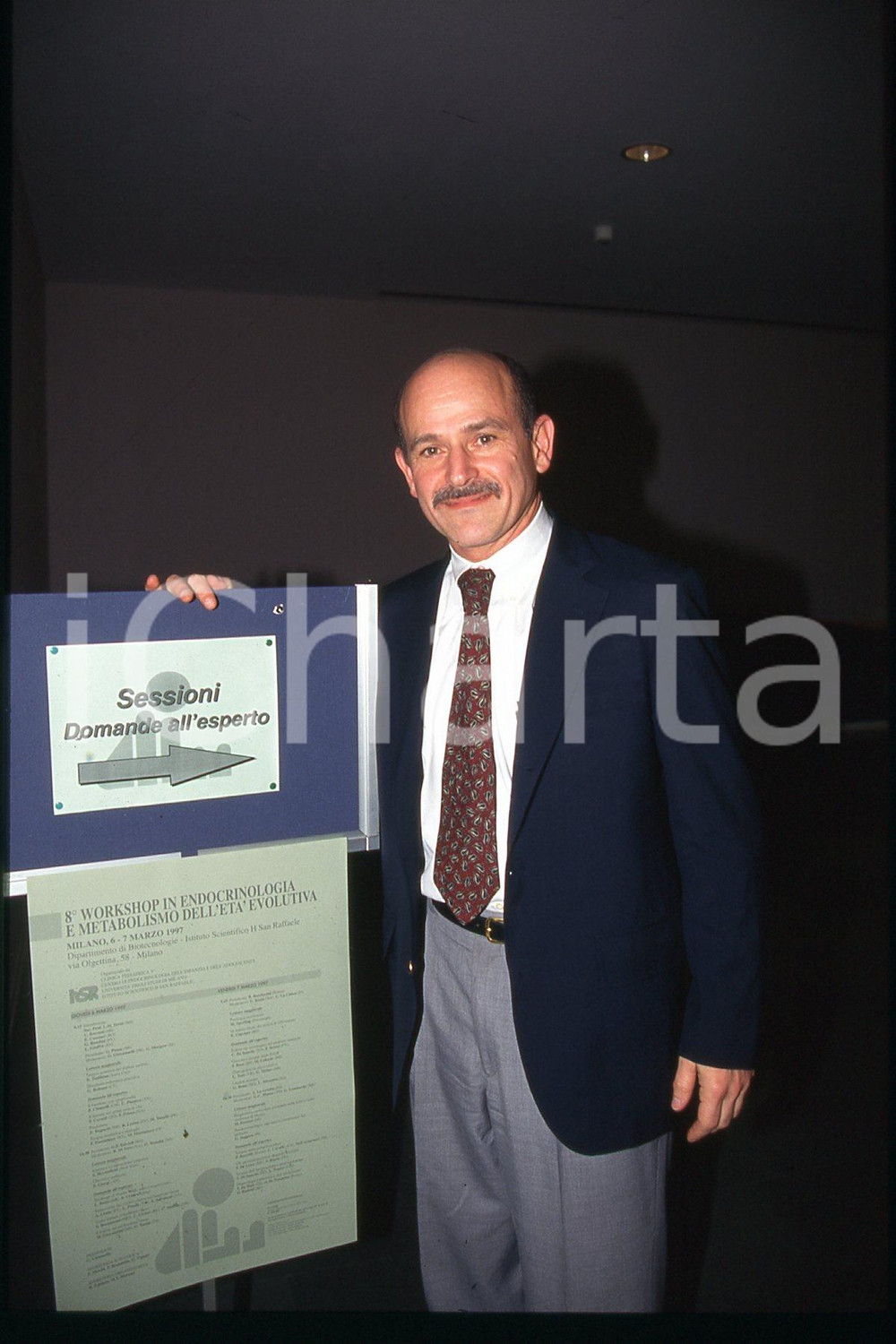 35mm vintage slide* 1995 ca MILANO Steven HEYMSFIELD Ritratto professore (24)  Diapositiva d'epoca, in formato 35 mm.CONDIZIONI: GOODE' severamente vietata la riproduzione. Tutti i diritti sono riservati.Nella diapositiva ICharta mette in vendita, sul negozio eBay e in esclusiva sul sito "icharta" il proprio archivio composto da numerose diapositive e negativi fotografici d'epoca, tutti originali e autentici, che attraversano la storia del costume italiano tra gli la fine degli anni Sessanta e Novanta.Si tratta di uno sguardo inedito sull'attualit&agrave;, la politica, la vita quotidiana, il gossip e la cultura, che fotografa il cambiamento della nazione in quest'ultimo scorcio del XX secolo. Un'occasione unica per il mercato del collezionismo, che vede finalmente disponibile un archivio eccezionale per vastit&agrave;, tematiche e condizioni, in un settore (il negativo fotografico e la diapositiva) di assoluta novit&agrave; e dalle interessanti prospettive di investimento.  FAIR/discreto   originale e autentica 1