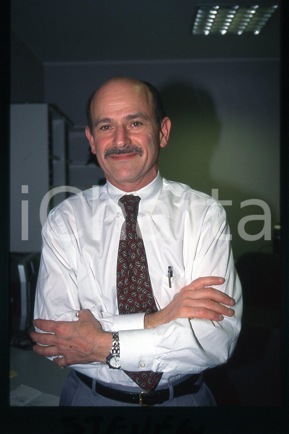 35mm vintage slide* 1995 ca MILANO Steven HEYMSFIELD Ritratto professore (28)  Diapositiva d'epoca, in formato 35 mm.CONDIZIONI: GOODE' severamente vietata la riproduzione. Tutti i diritti sono riservati.Nella diapositiva ICharta mette in vendita, sul negozio eBay e in esclusiva sul sito "icharta" il proprio archivio composto da numerose diapositive e negativi fotografici d'epoca, tutti originali e autentici, che attraversano la storia del costume italiano tra gli la fine degli anni Sessanta e Novanta.Si tratta di uno sguardo inedito sull'attualit&agrave;, la politica, la vita quotidiana, il gossip e la cultura, che fotografa il cambiamento della nazione in quest'ultimo scorcio del XX secolo. Un'occasione unica per il mercato del collezionismo, che vede finalmente disponibile un archivio eccezionale per vastit&agrave;, tematiche e condizioni, in un settore (il negativo fotografico e la diapositiva) di assoluta novit&agrave; e dalle interessanti prospettive di investimento.  FAIR/discreto   originale e autentica 1