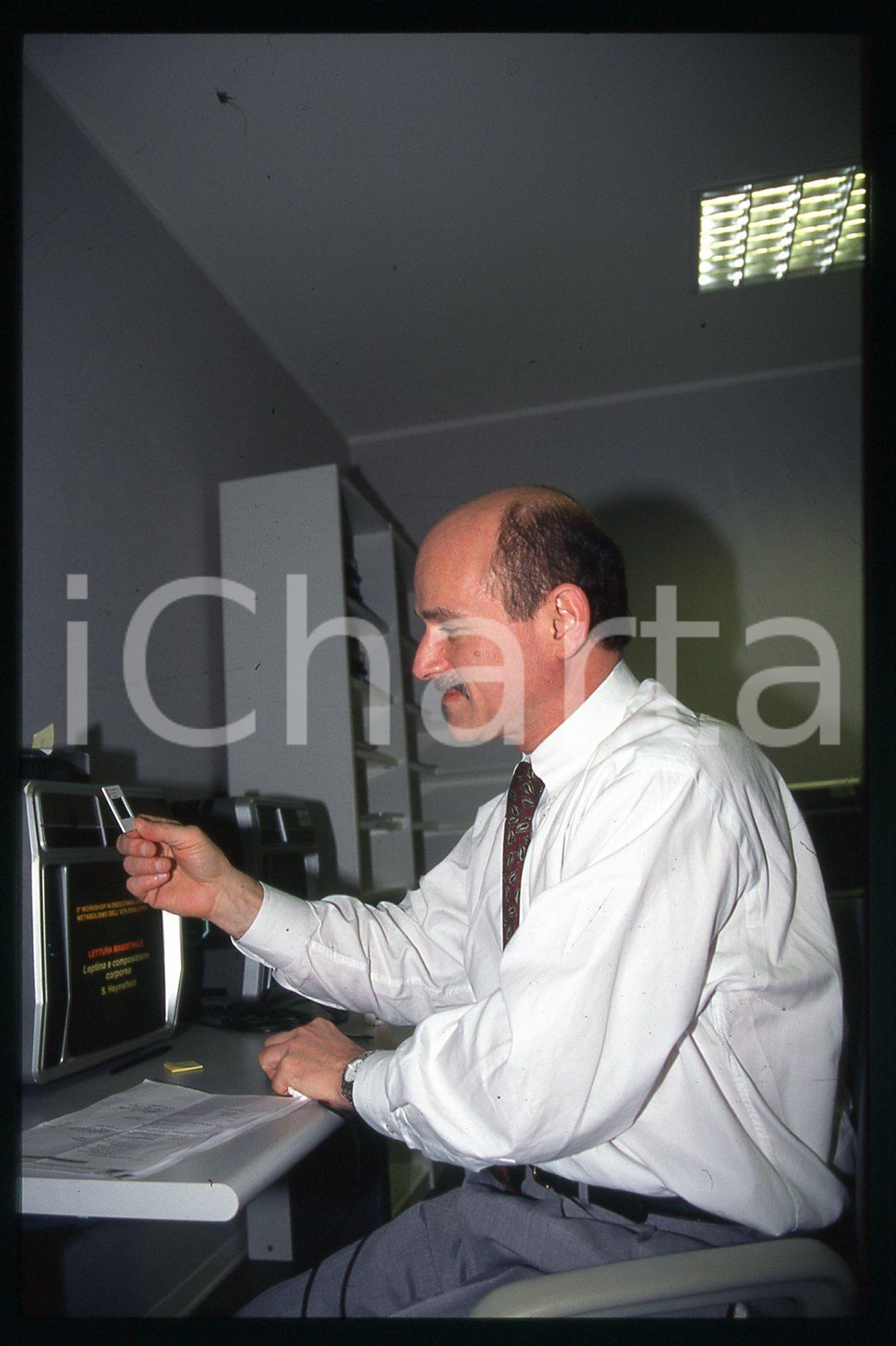 35mm vintage slide* 1995 ca MILANO Steven HEYMSFIELD Ritratto professore (34)  Diapositiva d'epoca, in formato 35 mm.CONDIZIONI: GOODE' severamente vietata la riproduzione. Tutti i diritti sono riservati.Nella diapositiva ICharta mette in vendita, sul negozio eBay e in esclusiva sul sito "icharta" il proprio archivio composto da numerose diapositive e negativi fotografici d'epoca, tutti originali e autentici, che attraversano la storia del costume italiano tra gli la fine degli anni Sessanta e Novanta.Si tratta di uno sguardo inedito sull'attualit&agrave;, la politica, la vita quotidiana, il gossip e la cultura, che fotografa il cambiamento della nazione in quest'ultimo scorcio del XX secolo. Un'occasione unica per il mercato del collezionismo, che vede finalmente disponibile un archivio eccezionale per vastit&agrave;, tematiche e condizioni, in un settore (il negativo fotografico e la diapositiva) di assoluta novit&agrave; e dalle interessanti prospettive di investimento.  FAIR/discreto   originale e autentica 1