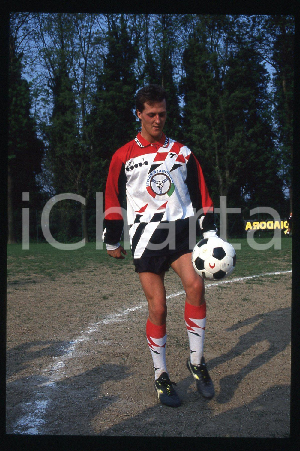 35mm vintage slide* 1990 ca FORMULA1 Michael SCHUMACHER playing in a soccer (5)  Diapositiva d'epoca, in formato 35 mm.CONDIZIONI: GOODE' severamente vietata la riproduzione. Tutti i diritti sono riservati.Nella diapositiva ICharta mette in vendita, sul negozio eBay e in esclusiva sul sito "icharta" il proprio archivio composto da numerose diapositive e negativi fotografici d'epoca, tutti originali e autentici, che attraversano la storia del costume italiano tra gli la fine degli anni Sessanta e Novanta.Si tratta di uno sguardo inedito sull'attualit&agrave;, la politica, la vita quotidiana, il gossip e la cultura, che fotografa il cambiamento della nazione in quest'ultimo scorcio del XX secolo. Un'occasione unica per il mercato del collezionismo, che vede finalmente disponibile un archivio eccezionale per vastit&agrave;, tematiche e condizioni, in un settore (il negativo fotografico e la diapositiva) di assoluta novit&agrave; e dalle interessanti prospettive di investimento.  FAIR/discreto   originale e autentica 1