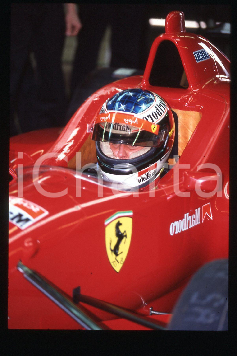 35mm vintage slide* 1990 ca FORMULA 1 Michael SCHUMACHER Pilota FERRARI (8)  Diapositiva d'epoca, in formato 35 mm.CONDIZIONI: GOODE' severamente vietata la riproduzione. Tutti i diritti sono riservati.Nella diapositiva ICharta mette in vendita, sul negozio eBay e in esclusiva sul sito "icharta" il proprio archivio composto da numerose diapositive e negativi fotografici d'epoca, tutti originali e autentici, che attraversano la storia del costume italiano tra gli la fine degli anni Sessanta e Novanta.Si tratta di uno sguardo inedito sull'attualit&agrave;, la politica, la vita quotidiana, il gossip e la cultura, che fotografa il cambiamento della nazione in quest'ultimo scorcio del XX secolo. Un'occasione unica per il mercato del collezionismo, che vede finalmente disponibile un archivio eccezionale per vastit&agrave;, tematiche e condizioni, in un settore (il negativo fotografico e la diapositiva) di assoluta novit&agrave; e dalle interessanti prospettive di investimento.  FAIR/discreto   originale e autentica 1
