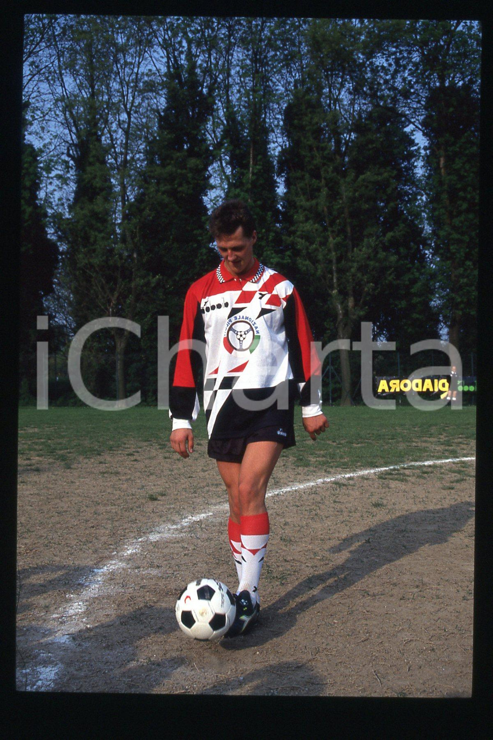 35mm vintage slide* 1990 ca FORMULA1 Michael SCHUMACHER playing in a soccer (10)  Diapositiva d'epoca, in formato 35 mm.CONDIZIONI: GOODE' severamente vietata la riproduzione. Tutti i diritti sono riservati.Nella diapositiva ICharta mette in vendita, sul negozio eBay e in esclusiva sul sito "icharta" il proprio archivio composto da numerose diapositive e negativi fotografici d'epoca, tutti originali e autentici, che attraversano la storia del costume italiano tra gli la fine degli anni Sessanta e Novanta.Si tratta di uno sguardo inedito sull'attualit&agrave;, la politica, la vita quotidiana, il gossip e la cultura, che fotografa il cambiamento della nazione in quest'ultimo scorcio del XX secolo. Un'occasione unica per il mercato del collezionismo, che vede finalmente disponibile un archivio eccezionale per vastit&agrave;, tematiche e condizioni, in un settore (il negativo fotografico e la diapositiva) di assoluta novit&agrave; e dalle interessanti prospettive di investimento.  FAIR/discreto   originale e autentica 1