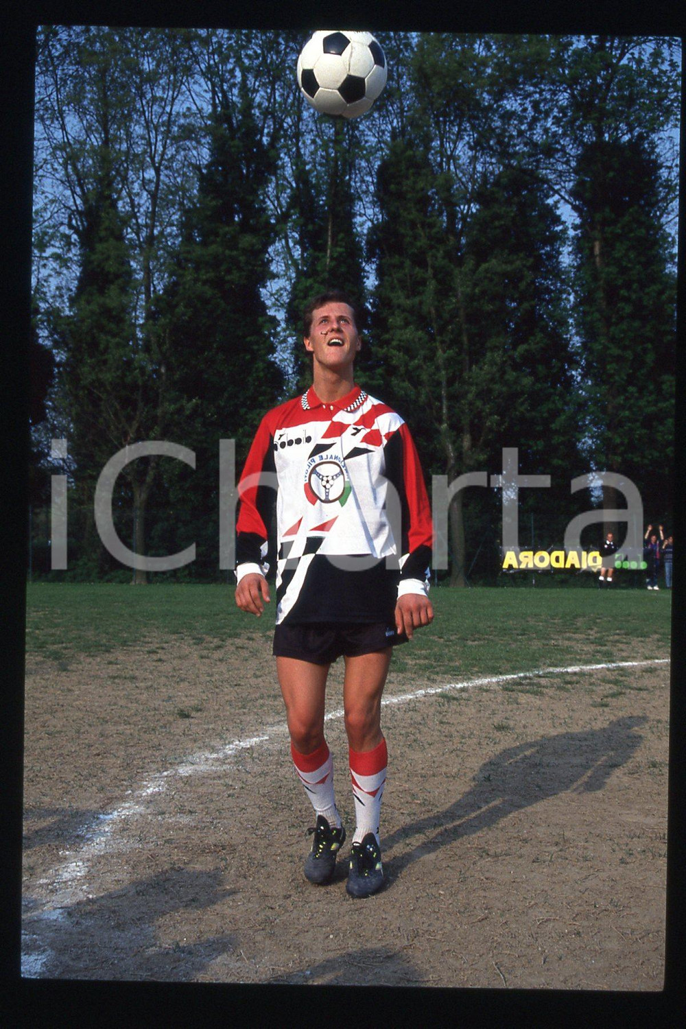 35mm vintage slide* 1990 ca FORMULA1 Michael SCHUMACHER playing in a soccer (14)  Diapositiva d'epoca, in formato 35 mm.CONDIZIONI: GOODE' severamente vietata la riproduzione. Tutti i diritti sono riservati.Nella diapositiva ICharta mette in vendita, sul negozio eBay e in esclusiva sul sito "icharta" il proprio archivio composto da numerose diapositive e negativi fotografici d'epoca, tutti originali e autentici, che attraversano la storia del costume italiano tra gli la fine degli anni Sessanta e Novanta.Si tratta di uno sguardo inedito sull'attualit&agrave;, la politica, la vita quotidiana, il gossip e la cultura, che fotografa il cambiamento della nazione in quest'ultimo scorcio del XX secolo. Un'occasione unica per il mercato del collezionismo, che vede finalmente disponibile un archivio eccezionale per vastit&agrave;, tematiche e condizioni, in un settore (il negativo fotografico e la diapositiva) di assoluta novit&agrave; e dalle interessanti prospettive di investimento.  FAIR/discreto   originale e autentica 1