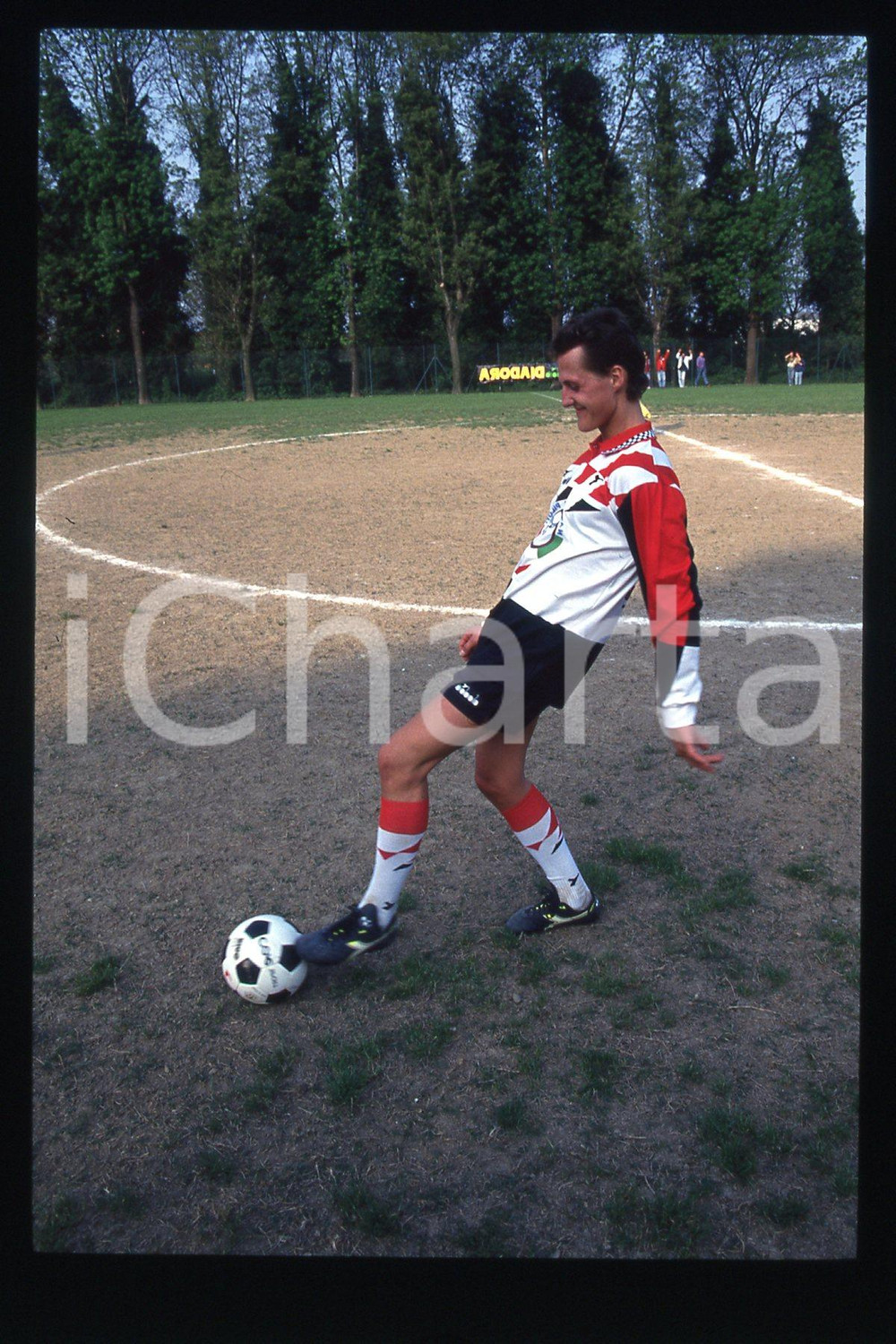 35mm vintage slide* 1990 ca FORMULA1 Michael SCHUMACHER playing in a soccer (15)  Diapositiva d'epoca, in formato 35 mm.CONDIZIONI: GOODE' severamente vietata la riproduzione. Tutti i diritti sono riservati.Nella diapositiva ICharta mette in vendita, sul negozio eBay e in esclusiva sul sito "icharta" il proprio archivio composto da numerose diapositive e negativi fotografici d'epoca, tutti originali e autentici, che attraversano la storia del costume italiano tra gli la fine degli anni Sessanta e Novanta.Si tratta di uno sguardo inedito sull'attualit&agrave;, la politica, la vita quotidiana, il gossip e la cultura, che fotografa il cambiamento della nazione in quest'ultimo scorcio del XX secolo. Un'occasione unica per il mercato del collezionismo, che vede finalmente disponibile un archivio eccezionale per vastit&agrave;, tematiche e condizioni, in un settore (il negativo fotografico e la diapositiva) di assoluta novit&agrave; e dalle interessanti prospettive di investimento.  FAIR/discreto   originale e autentica 1