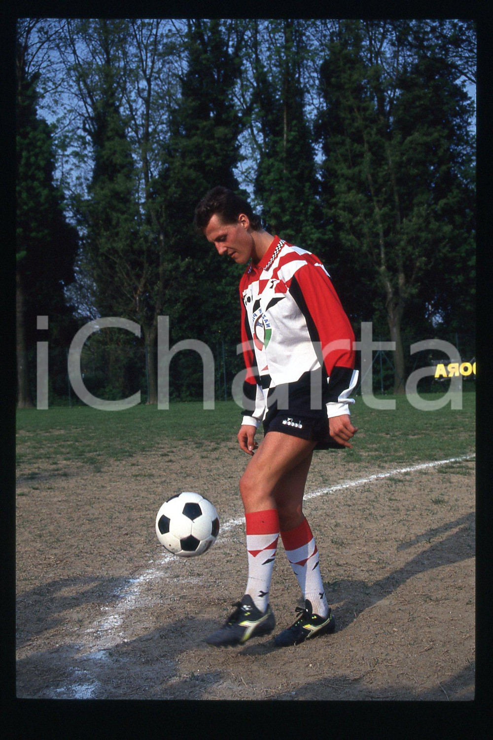 35mm vintage slide* 1990 ca FORMULA1 Michael SCHUMACHER playing in a soccer (19)  Diapositiva d'epoca, in formato 35 mm.CONDIZIONI: GOODE' severamente vietata la riproduzione. Tutti i diritti sono riservati.Nella diapositiva ICharta mette in vendita, sul negozio eBay e in esclusiva sul sito "icharta" il proprio archivio composto da numerose diapositive e negativi fotografici d'epoca, tutti originali e autentici, che attraversano la storia del costume italiano tra gli la fine degli anni Sessanta e Novanta.Si tratta di uno sguardo inedito sull'attualit&agrave;, la politica, la vita quotidiana, il gossip e la cultura, che fotografa il cambiamento della nazione in quest'ultimo scorcio del XX secolo. Un'occasione unica per il mercato del collezionismo, che vede finalmente disponibile un archivio eccezionale per vastit&agrave;, tematiche e condizioni, in un settore (il negativo fotografico e la diapositiva) di assoluta novit&agrave; e dalle interessanti prospettive di investimento.  FAIR/discreto   originale e autentica 1