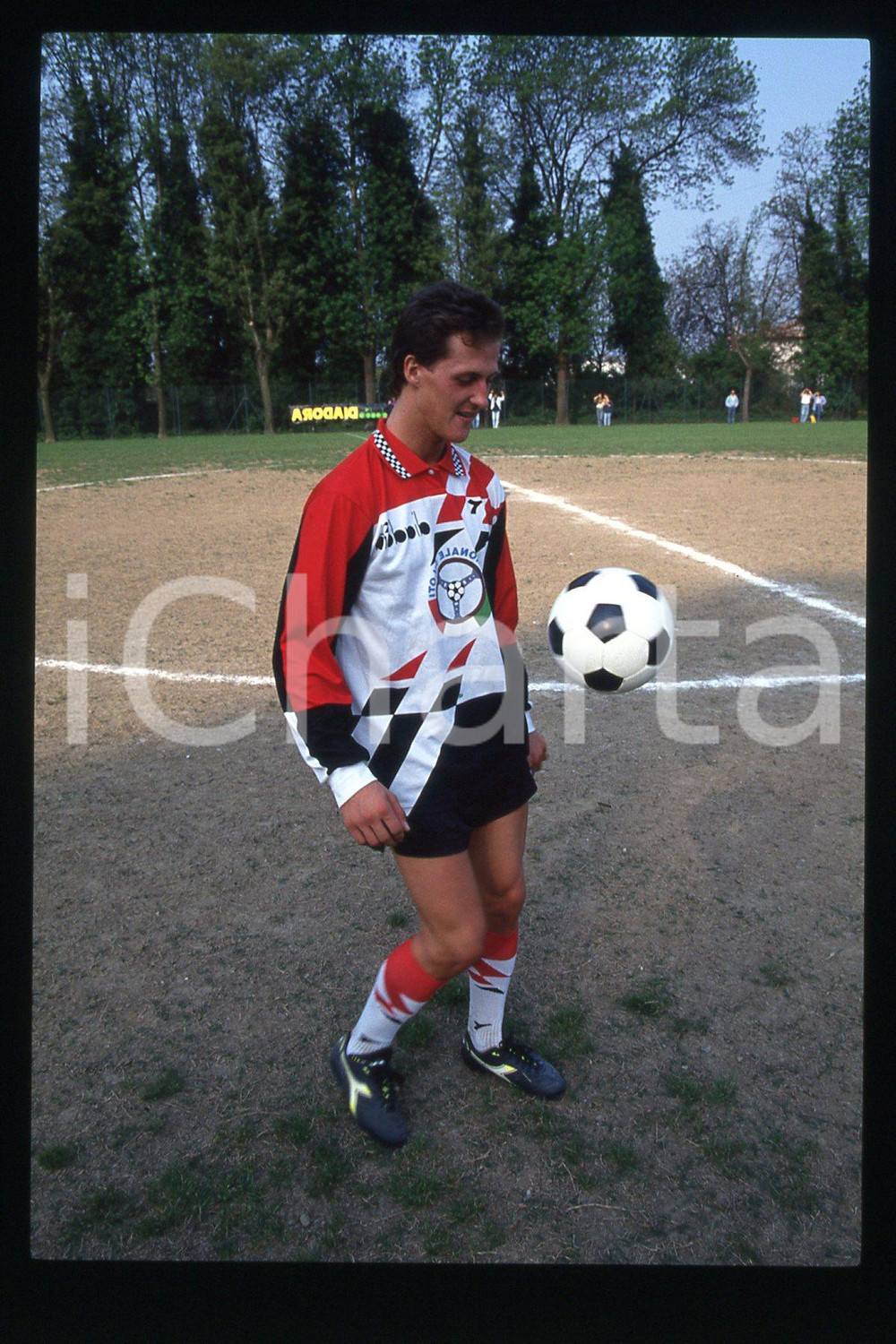 35mm vintage slide* 1990 ca FORMULA1 Michael SCHUMACHER playing in a soccer (21)  Diapositiva d'epoca, in formato 35 mm.CONDIZIONI: GOODE' severamente vietata la riproduzione. Tutti i diritti sono riservati.Nella diapositiva ICharta mette in vendita, sul negozio eBay e in esclusiva sul sito "icharta" il proprio archivio composto da numerose diapositive e negativi fotografici d'epoca, tutti originali e autentici, che attraversano la storia del costume italiano tra gli la fine degli anni Sessanta e Novanta.Si tratta di uno sguardo inedito sull'attualit&agrave;, la politica, la vita quotidiana, il gossip e la cultura, che fotografa il cambiamento della nazione in quest'ultimo scorcio del XX secolo. Un'occasione unica per il mercato del collezionismo, che vede finalmente disponibile un archivio eccezionale per vastit&agrave;, tematiche e condizioni, in un settore (il negativo fotografico e la diapositiva) di assoluta novit&agrave; e dalle interessanti prospettive di investimento.  FAIR/discreto   originale e autentica 1