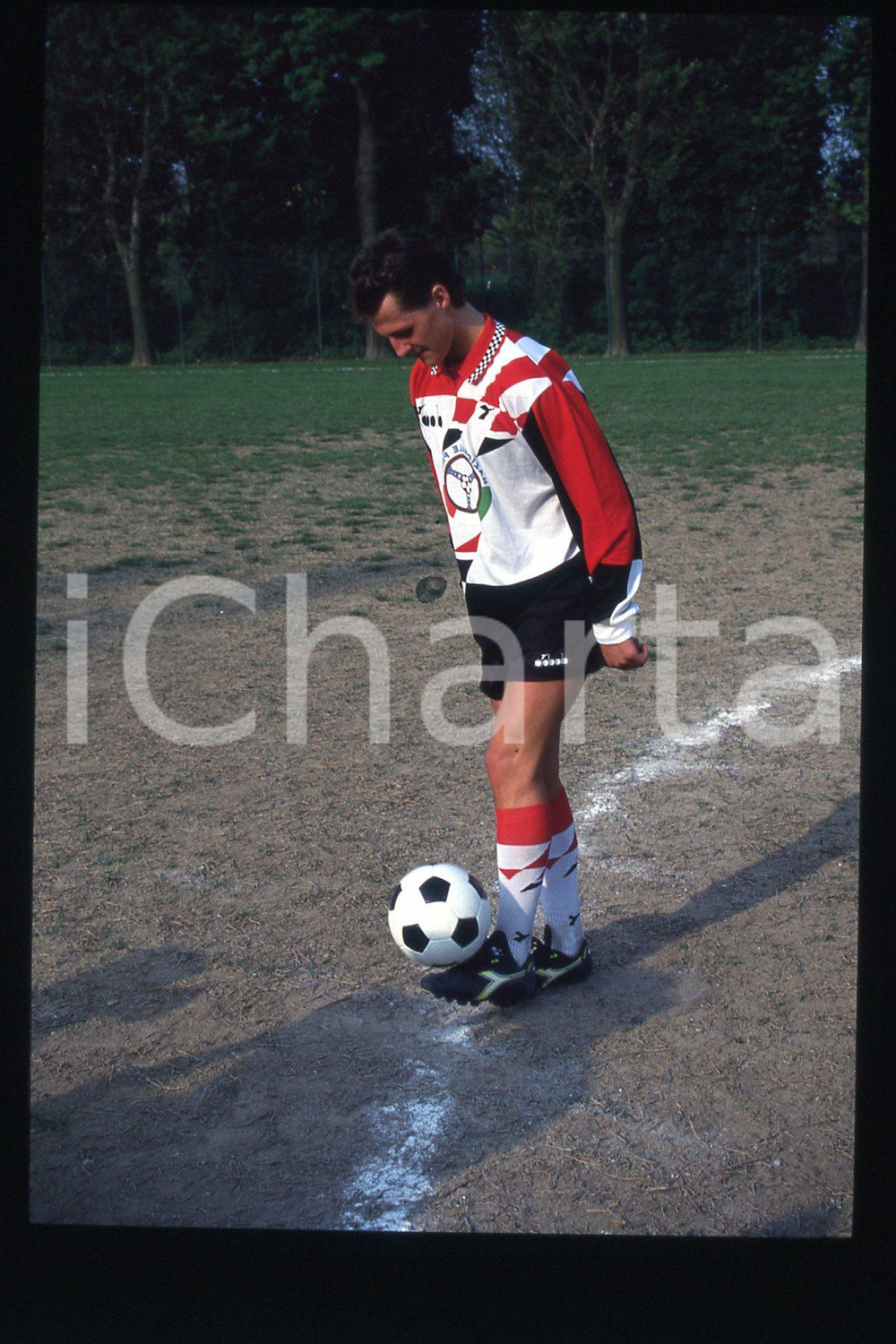 35mm vintage slide* 1990 ca FORMULA1 Michael SCHUMACHER playing in a soccer (34)  Diapositiva d'epoca, in formato 35 mm.CONDIZIONI: GOODE' severamente vietata la riproduzione. Tutti i diritti sono riservati.Nella diapositiva ICharta mette in vendita, sul negozio eBay e in esclusiva sul sito "icharta" il proprio archivio composto da numerose diapositive e negativi fotografici d'epoca, tutti originali e autentici, che attraversano la storia del costume italiano tra gli la fine degli anni Sessanta e Novanta.Si tratta di uno sguardo inedito sull'attualit&agrave;, la politica, la vita quotidiana, il gossip e la cultura, che fotografa il cambiamento della nazione in quest'ultimo scorcio del XX secolo. Un'occasione unica per il mercato del collezionismo, che vede finalmente disponibile un archivio eccezionale per vastit&agrave;, tematiche e condizioni, in un settore (il negativo fotografico e la diapositiva) di assoluta novit&agrave; e dalle interessanti prospettive di investimento.  FAIR/discreto   originale e autentica 1