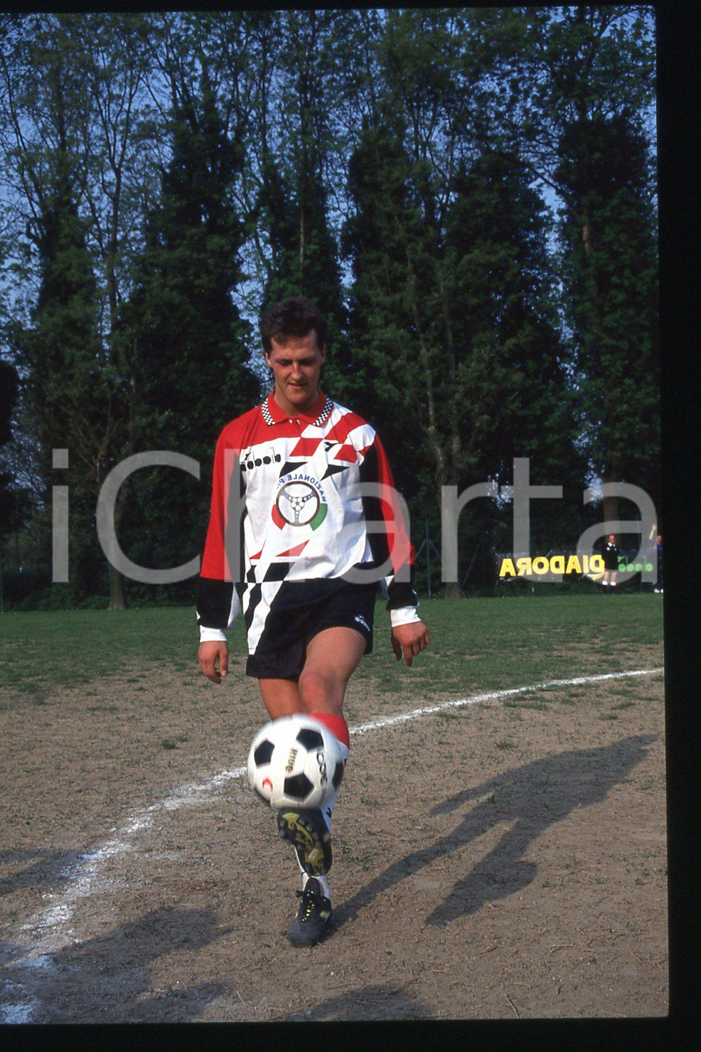 35mm vintage slide* 1990 ca FORMULA1 Michael SCHUMACHER playing in a soccer (37)  Diapositiva d'epoca, in formato 35 mm.CONDIZIONI: GOODE' severamente vietata la riproduzione. Tutti i diritti sono riservati.Nella diapositiva ICharta mette in vendita, sul negozio eBay e in esclusiva sul sito "icharta" il proprio archivio composto da numerose diapositive e negativi fotografici d'epoca, tutti originali e autentici, che attraversano la storia del costume italiano tra gli la fine degli anni Sessanta e Novanta.Si tratta di uno sguardo inedito sull'attualit&agrave;, la politica, la vita quotidiana, il gossip e la cultura, che fotografa il cambiamento della nazione in quest'ultimo scorcio del XX secolo. Un'occasione unica per il mercato del collezionismo, che vede finalmente disponibile un archivio eccezionale per vastit&agrave;, tematiche e condizioni, in un settore (il negativo fotografico e la diapositiva) di assoluta novit&agrave; e dalle interessanti prospettive di investimento.  FAIR/discreto   originale e autentica 1
