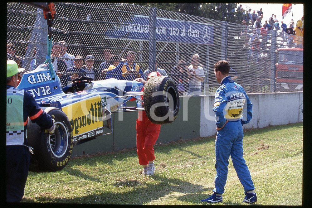 35mm vintage slide*1990ca FORMULA1 Michael SCHUMACHER MILD7 BENETTON RENAULT(45)  Diapositiva d'epoca, in formato 35 mm.CONDIZIONI: GOODE' severamente vietata la riproduzione. Tutti i diritti sono riservati.Nella diapositiva ICharta mette in vendita, sul negozio eBay e in esclusiva sul sito "icharta" il proprio archivio composto da numerose diapositive e negativi fotografici d'epoca, tutti originali e autentici, che attraversano la storia del costume italiano tra gli la fine degli anni Sessanta e Novanta.Si tratta di uno sguardo inedito sull'attualit&agrave;, la politica, la vita quotidiana, il gossip e la cultura, che fotografa il cambiamento della nazione in quest'ultimo scorcio del XX secolo. Un'occasione unica per il mercato del collezionismo, che vede finalmente disponibile un archivio eccezionale per vastit&agrave;, tematiche e condizioni, in un settore (il negativo fotografico e la diapositiva) di assoluta novit&agrave; e dalle interessanti prospettive di investimento.  FAIR/discreto   originale e autentica 1