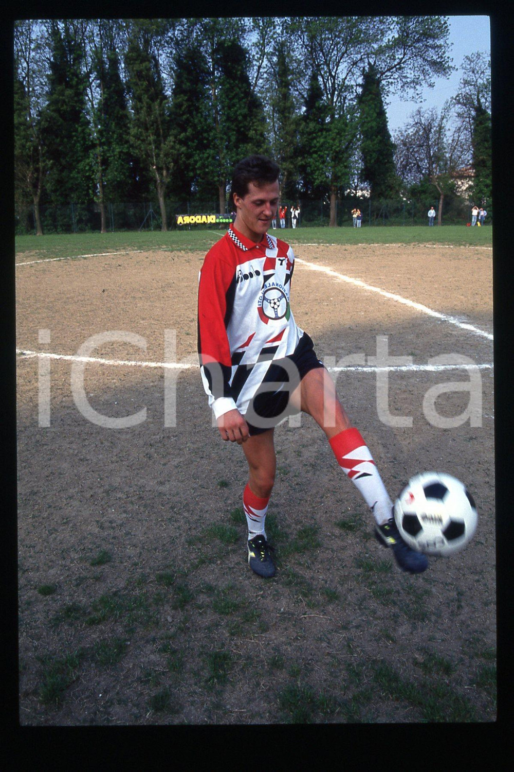 35mm vintage slide* 1990 ca FORMULA1 Michael SCHUMACHER playing in a soccer (39)  Diapositiva d'epoca, in formato 35 mm.CONDIZIONI: GOODE' severamente vietata la riproduzione. Tutti i diritti sono riservati.Nella diapositiva ICharta mette in vendita, sul negozio eBay e in esclusiva sul sito "icharta" il proprio archivio composto da numerose diapositive e negativi fotografici d'epoca, tutti originali e autentici, che attraversano la storia del costume italiano tra gli la fine degli anni Sessanta e Novanta.Si tratta di uno sguardo inedito sull'attualit&agrave;, la politica, la vita quotidiana, il gossip e la cultura, che fotografa il cambiamento della nazione in quest'ultimo scorcio del XX secolo. Un'occasione unica per il mercato del collezionismo, che vede finalmente disponibile un archivio eccezionale per vastit&agrave;, tematiche e condizioni, in un settore (il negativo fotografico e la diapositiva) di assoluta novit&agrave; e dalle interessanti prospettive di investimento.  FAIR/discreto   originale e autentica 1