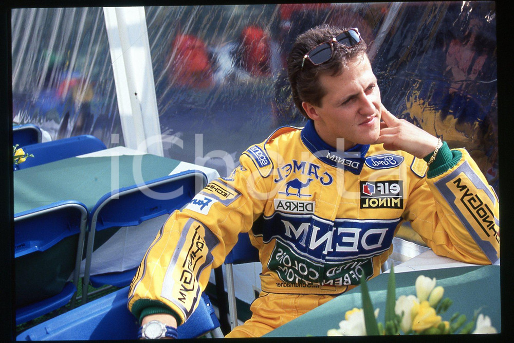 35mm vintage slide*1990ca FORMULA1 Michael SCHUMACHER in CAMEL BENETTON FORD(40)  Diapositiva d'epoca, in formato 35 mm.CONDIZIONI: GOODE' severamente vietata la riproduzione. Tutti i diritti sono riservati.Nella diapositiva ICharta mette in vendita, sul negozio eBay e in esclusiva sul sito "icharta" il proprio archivio composto da numerose diapositive e negativi fotografici d'epoca, tutti originali e autentici, che attraversano la storia del costume italiano tra gli la fine degli anni Sessanta e Novanta.Si tratta di uno sguardo inedito sull'attualit&agrave;, la politica, la vita quotidiana, il gossip e la cultura, che fotografa il cambiamento della nazione in quest'ultimo scorcio del XX secolo. Un'occasione unica per il mercato del collezionismo, che vede finalmente disponibile un archivio eccezionale per vastit&agrave;, tematiche e condizioni, in un settore (il negativo fotografico e la diapositiva) di assoluta novit&agrave; e dalle interessanti prospettive di investimento.  FAIR/discreto   originale e autentica 1