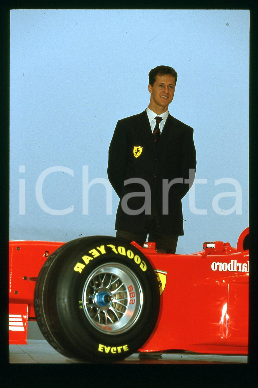 35mm vintage slide* 1990 ca FORMULA 1 Michael SCHUMACHER Pilota FERRARI (25)  Diapositiva d'epoca, in formato 35 mm.CONDIZIONI: GOODE' severamente vietata la riproduzione. Tutti i diritti sono riservati.Nella diapositiva ICharta mette in vendita, sul negozio eBay e in esclusiva sul sito "icharta" il proprio archivio composto da numerose diapositive e negativi fotografici d'epoca, tutti originali e autentici, che attraversano la storia del costume italiano tra gli la fine degli anni Sessanta e Novanta.Si tratta di uno sguardo inedito sull'attualit&agrave;, la politica, la vita quotidiana, il gossip e la cultura, che fotografa il cambiamento della nazione in quest'ultimo scorcio del XX secolo. Un'occasione unica per il mercato del collezionismo, che vede finalmente disponibile un archivio eccezionale per vastit&agrave;, tematiche e condizioni, in un settore (il negativo fotografico e la diapositiva) di assoluta novit&agrave; e dalle interessanti prospettive di investimento.  FAIR/discreto   originale e autentica 1