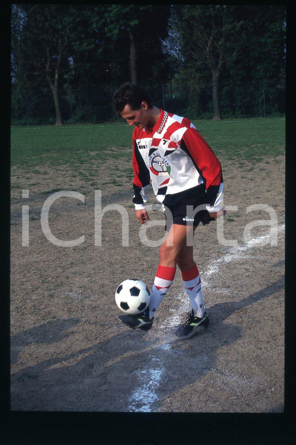 35mm vintage slide* 1990 ca FORMULA1 Michael SCHUMACHER playing in a soccer (26)  Diapositiva d'epoca, in formato 35 mm.CONDIZIONI: GOODE' severamente vietata la riproduzione. Tutti i diritti sono riservati.Nella diapositiva ICharta mette in vendita, sul negozio eBay e in esclusiva sul sito "icharta" il proprio archivio composto da numerose diapositive e negativi fotografici d'epoca, tutti originali e autentici, che attraversano la storia del costume italiano tra gli la fine degli anni Sessanta e Novanta.Si tratta di uno sguardo inedito sull'attualit&agrave;, la politica, la vita quotidiana, il gossip e la cultura, che fotografa il cambiamento della nazione in quest'ultimo scorcio del XX secolo. Un'occasione unica per il mercato del collezionismo, che vede finalmente disponibile un archivio eccezionale per vastit&agrave;, tematiche e condizioni, in un settore (il negativo fotografico e la diapositiva) di assoluta novit&agrave; e dalle interessanti prospettive di investimento.  FAIR/discreto   originale e autentica 1