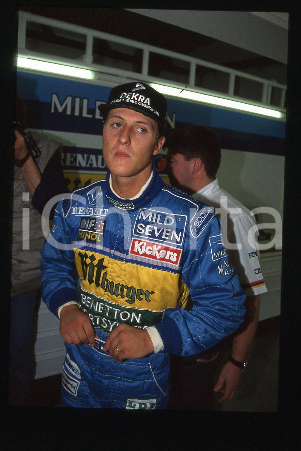 35mm vintage slide*1990ca FORMULA1 Michael SCHUMACHER MILD7 BENETTON RENAULT(56)  Diapositiva d'epoca, in formato 35 mm.CONDIZIONI: GOODE' severamente vietata la riproduzione. Tutti i diritti sono riservati.Nella diapositiva ICharta mette in vendita, sul negozio eBay e in esclusiva sul sito "icharta" il proprio archivio composto da numerose diapositive e negativi fotografici d'epoca, tutti originali e autentici, che attraversano la storia del costume italiano tra gli la fine degli anni Sessanta e Novanta.Si tratta di uno sguardo inedito sull'attualit&agrave;, la politica, la vita quotidiana, il gossip e la cultura, che fotografa il cambiamento della nazione in quest'ultimo scorcio del XX secolo. Un'occasione unica per il mercato del collezionismo, che vede finalmente disponibile un archivio eccezionale per vastit&agrave;, tematiche e condizioni, in un settore (il negativo fotografico e la diapositiva) di assoluta novit&agrave; e dalle interessanti prospettive di investimento.  FAIR/discreto   originale e autentica 1
