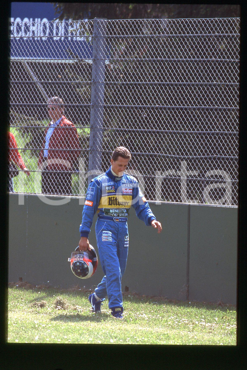 35mm vintage slide*1990ca FORMULA1 Michael SCHUMACHER MILD7 BENETTON RENAULT(57)  Diapositiva d'epoca, in formato 35 mm.CONDIZIONI: GOODE' severamente vietata la riproduzione. Tutti i diritti sono riservati.Nella diapositiva ICharta mette in vendita, sul negozio eBay e in esclusiva sul sito "icharta" il proprio archivio composto da numerose diapositive e negativi fotografici d'epoca, tutti originali e autentici, che attraversano la storia del costume italiano tra gli la fine degli anni Sessanta e Novanta.Si tratta di uno sguardo inedito sull'attualit&agrave;, la politica, la vita quotidiana, il gossip e la cultura, che fotografa il cambiamento della nazione in quest'ultimo scorcio del XX secolo. Un'occasione unica per il mercato del collezionismo, che vede finalmente disponibile un archivio eccezionale per vastit&agrave;, tematiche e condizioni, in un settore (il negativo fotografico e la diapositiva) di assoluta novit&agrave; e dalle interessanti prospettive di investimento.  FAIR/discreto   originale e autentica 1