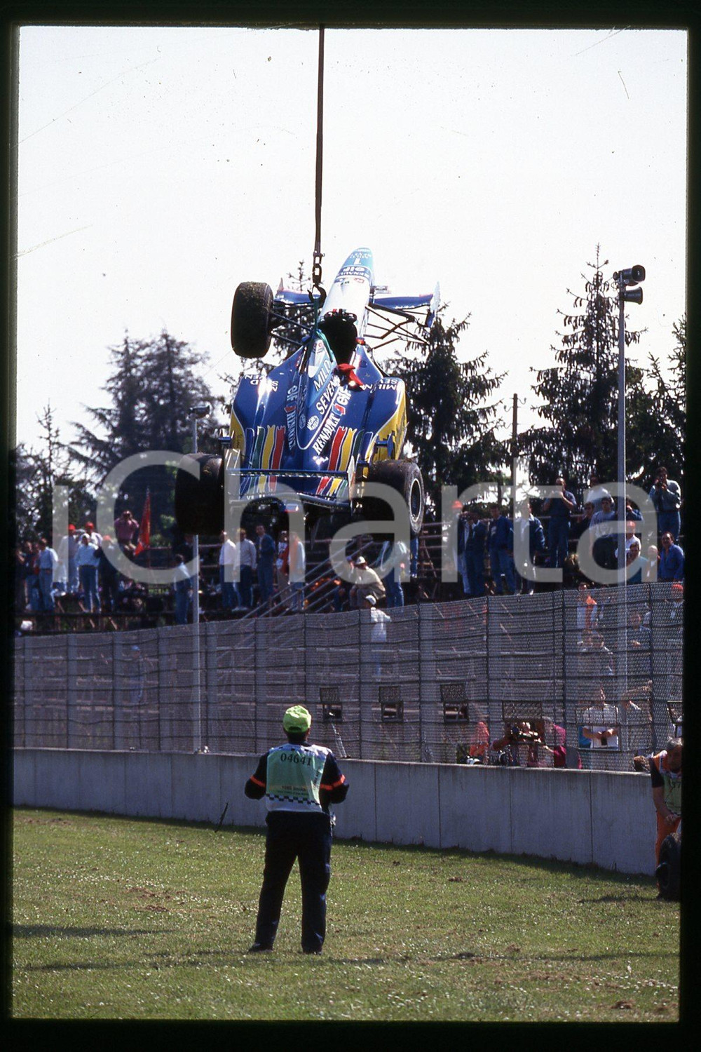 35mm vintage slide*1990ca FORMULA1 Michael SCHUMACHER MILD7 BENETTON RENAULT(60)  Diapositiva d'epoca, in formato 35 mm.CONDIZIONI: GOODE' severamente vietata la riproduzione. Tutti i diritti sono riservati.Nella diapositiva ICharta mette in vendita, sul negozio eBay e in esclusiva sul sito "icharta" il proprio archivio composto da numerose diapositive e negativi fotografici d'epoca, tutti originali e autentici, che attraversano la storia del costume italiano tra gli la fine degli anni Sessanta e Novanta.Si tratta di uno sguardo inedito sull'attualit&agrave;, la politica, la vita quotidiana, il gossip e la cultura, che fotografa il cambiamento della nazione in quest'ultimo scorcio del XX secolo. Un'occasione unica per il mercato del collezionismo, che vede finalmente disponibile un archivio eccezionale per vastit&agrave;, tematiche e condizioni, in un settore (il negativo fotografico e la diapositiva) di assoluta novit&agrave; e dalle interessanti prospettive di investimento.  FAIR/discreto   originale e autentica 1