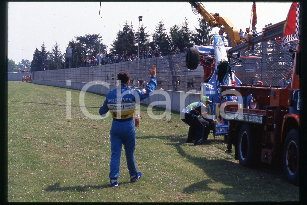35mm vintage slide*1990ca FORMULA1 Michael SCHUMACHER MILD7 BENETTON RENAULT(63)  Diapositiva d'epoca, in formato 35 mm.CONDIZIONI: GOODE' severamente vietata la riproduzione. Tutti i diritti sono riservati.Nella diapositiva ICharta mette in vendita, sul negozio eBay e in esclusiva sul sito "icharta" il proprio archivio composto da numerose diapositive e negativi fotografici d'epoca, tutti originali e autentici, che attraversano la storia del costume italiano tra gli la fine degli anni Sessanta e Novanta.Si tratta di uno sguardo inedito sull'attualit&agrave;, la politica, la vita quotidiana, il gossip e la cultura, che fotografa il cambiamento della nazione in quest'ultimo scorcio del XX secolo. Un'occasione unica per il mercato del collezionismo, che vede finalmente disponibile un archivio eccezionale per vastit&agrave;, tematiche e condizioni, in un settore (il negativo fotografico e la diapositiva) di assoluta novit&agrave; e dalle interessanti prospettive di investimento.  FAIR/discreto   originale e autentica 1