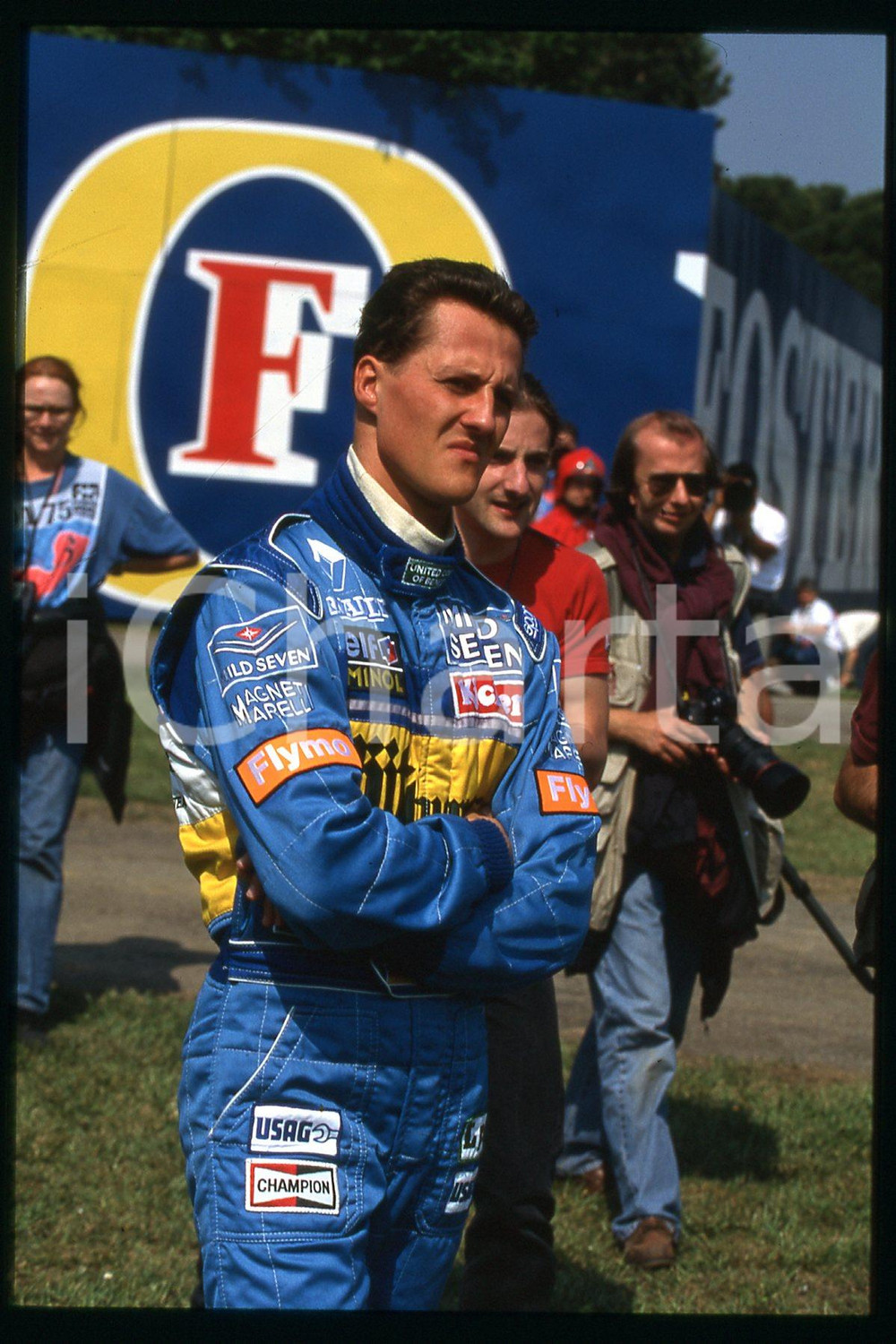 35mm vintage slide*1990ca FORMULA1 Michael SCHUMACHER MILD7 BENETTON RENAULT(80)  Diapositiva d'epoca, in formato 35 mm.CONDIZIONI: GOODE' severamente vietata la riproduzione. Tutti i diritti sono riservati.Nella diapositiva ICharta mette in vendita, sul negozio eBay e in esclusiva sul sito "icharta" il proprio archivio composto da numerose diapositive e negativi fotografici d'epoca, tutti originali e autentici, che attraversano la storia del costume italiano tra gli la fine degli anni Sessanta e Novanta.Si tratta di uno sguardo inedito sull'attualit&agrave;, la politica, la vita quotidiana, il gossip e la cultura, che fotografa il cambiamento della nazione in quest'ultimo scorcio del XX secolo. Un'occasione unica per il mercato del collezionismo, che vede finalmente disponibile un archivio eccezionale per vastit&agrave;, tematiche e condizioni, in un settore (il negativo fotografico e la diapositiva) di assoluta novit&agrave; e dalle interessanti prospettive di investimento.  FAIR/discreto   originale e autentica 1