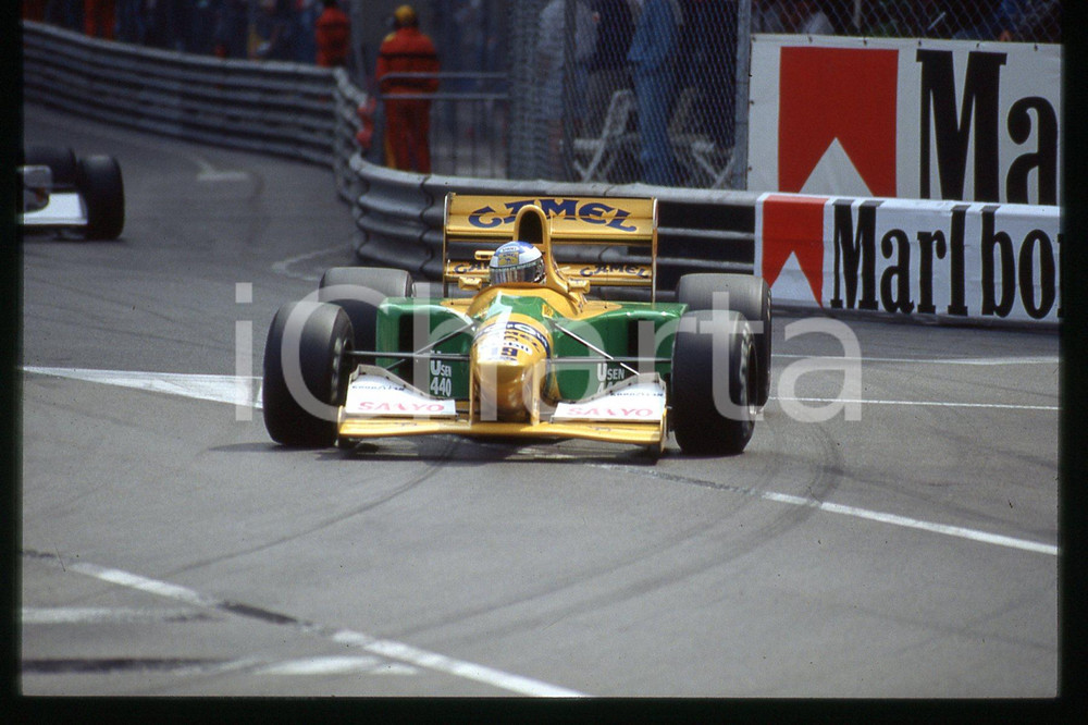 35mm vintage slide* 1990 ca FORMULA1 Michael SCHUMACHER CAMEL BENETTON FORD (81)  Diapositiva d'epoca, in formato 35 mm.CONDIZIONI: GOODE' severamente vietata la riproduzione. Tutti i diritti sono riservati.Nella diapositiva ICharta mette in vendita, sul negozio eBay e in esclusiva sul sito "icharta" il proprio archivio composto da numerose diapositive e negativi fotografici d'epoca, tutti originali e autentici, che attraversano la storia del costume italiano tra gli la fine degli anni Sessanta e Novanta.Si tratta di uno sguardo inedito sull'attualit&agrave;, la politica, la vita quotidiana, il gossip e la cultura, che fotografa il cambiamento della nazione in quest'ultimo scorcio del XX secolo. Un'occasione unica per il mercato del collezionismo, che vede finalmente disponibile un archivio eccezionale per vastit&agrave;, tematiche e condizioni, in un settore (il negativo fotografico e la diapositiva) di assoluta novit&agrave; e dalle interessanti prospettive di investimento.  FAIR/discreto   originale e autentica 1