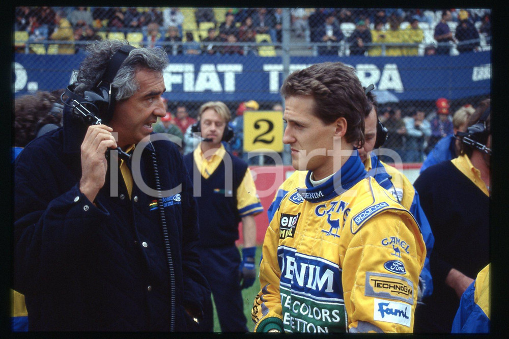 35mm vintage slide* 1990 ca FORMULA1 Michael SCHUMACHER and Flavio BRIATORE (83)  Diapositiva d'epoca, in formato 35 mm.CONDIZIONI: GOODE' severamente vietata la riproduzione. Tutti i diritti sono riservati.Nella diapositiva ICharta mette in vendita, sul negozio eBay e in esclusiva sul sito "icharta" il proprio archivio composto da numerose diapositive e negativi fotografici d'epoca, tutti originali e autentici, che attraversano la storia del costume italiano tra gli la fine degli anni Sessanta e Novanta.Si tratta di uno sguardo inedito sull'attualit&agrave;, la politica, la vita quotidiana, il gossip e la cultura, che fotografa il cambiamento della nazione in quest'ultimo scorcio del XX secolo. Un'occasione unica per il mercato del collezionismo, che vede finalmente disponibile un archivio eccezionale per vastit&agrave;, tematiche e condizioni, in un settore (il negativo fotografico e la diapositiva) di assoluta novit&agrave; e dalle interessanti prospettive di investimento.  FAIR/discreto   originale e autentica 1
