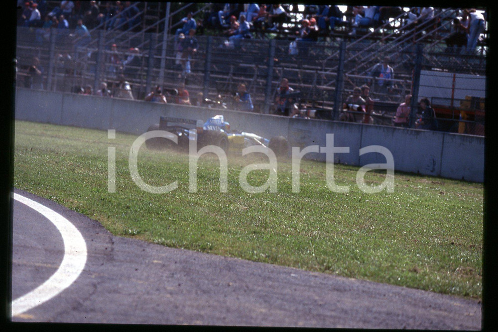 35mm vintage slide*1990ca FORMULA1 Michael SCHUMACHER MILD7 BENETTON RENAULT(64)  Diapositiva d'epoca, in formato 35 mm.CONDIZIONI: GOODE' severamente vietata la riproduzione. Tutti i diritti sono riservati.Nella diapositiva ICharta mette in vendita, sul negozio eBay e in esclusiva sul sito "icharta" il proprio archivio composto da numerose diapositive e negativi fotografici d'epoca, tutti originali e autentici, che attraversano la storia del costume italiano tra gli la fine degli anni Sessanta e Novanta.Si tratta di uno sguardo inedito sull'attualit&agrave;, la politica, la vita quotidiana, il gossip e la cultura, che fotografa il cambiamento della nazione in quest'ultimo scorcio del XX secolo. Un'occasione unica per il mercato del collezionismo, che vede finalmente disponibile un archivio eccezionale per vastit&agrave;, tematiche e condizioni, in un settore (il negativo fotografico e la diapositiva) di assoluta novit&agrave; e dalle interessanti prospettive di investimento.  FAIR/discreto   originale e autentica 1