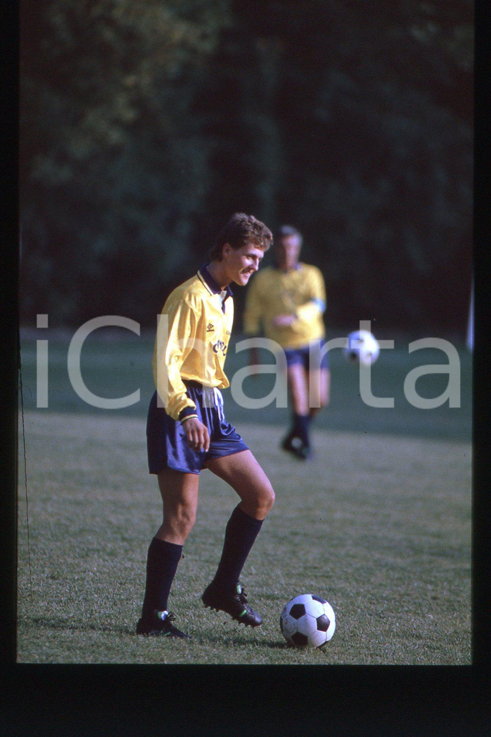35mm vintage slide* 1990 ca FORMULA1 Michael SCHUMACHER playing in a soccer (84)  Diapositiva d'epoca, in formato 35 mm.CONDIZIONI: GOODE' severamente vietata la riproduzione. Tutti i diritti sono riservati.Nella diapositiva ICharta mette in vendita, sul negozio eBay e in esclusiva sul sito "icharta" il proprio archivio composto da numerose diapositive e negativi fotografici d'epoca, tutti originali e autentici, che attraversano la storia del costume italiano tra gli la fine degli anni Sessanta e Novanta.Si tratta di uno sguardo inedito sull'attualit&agrave;, la politica, la vita quotidiana, il gossip e la cultura, che fotografa il cambiamento della nazione in quest'ultimo scorcio del XX secolo. Un'occasione unica per il mercato del collezionismo, che vede finalmente disponibile un archivio eccezionale per vastit&agrave;, tematiche e condizioni, in un settore (il negativo fotografico e la diapositiva) di assoluta novit&agrave; e dalle interessanti prospettive di investimento.  FAIR/discreto   originale e autentica 1