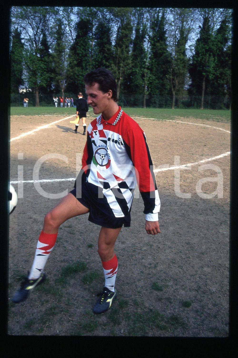 35mm vintage slide* 1990 ca FORMULA1 Michael SCHUMACHER playing in a soccer (95)  Diapositiva d'epoca, in formato 35 mm.CONDIZIONI: GOODE' severamente vietata la riproduzione. Tutti i diritti sono riservati.Nella diapositiva ICharta mette in vendita, sul negozio eBay e in esclusiva sul sito "icharta" il proprio archivio composto da numerose diapositive e negativi fotografici d'epoca, tutti originali e autentici, che attraversano la storia del costume italiano tra gli la fine degli anni Sessanta e Novanta.Si tratta di uno sguardo inedito sull'attualit&agrave;, la politica, la vita quotidiana, il gossip e la cultura, che fotografa il cambiamento della nazione in quest'ultimo scorcio del XX secolo. Un'occasione unica per il mercato del collezionismo, che vede finalmente disponibile un archivio eccezionale per vastit&agrave;, tematiche e condizioni, in un settore (il negativo fotografico e la diapositiva) di assoluta novit&agrave; e dalle interessanti prospettive di investimento.  FAIR/discreto   originale e autentica 1