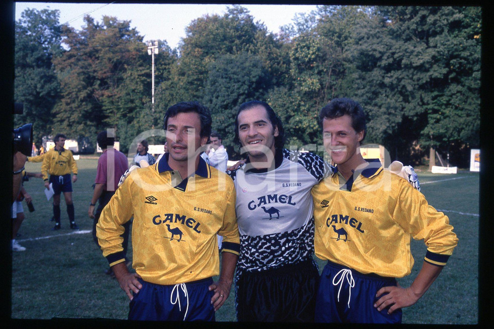 35mm vintage slide* 1990 ca FORMULA1 Michael SCHUMACHER Riccardo PATRESE (96)  Diapositiva d'epoca, in formato 35 mm.CONDIZIONI: GOODE' severamente vietata la riproduzione. Tutti i diritti sono riservati.Nella diapositiva ICharta mette in vendita, sul negozio eBay e in esclusiva sul sito "icharta" il proprio archivio composto da numerose diapositive e negativi fotografici d'epoca, tutti originali e autentici, che attraversano la storia del costume italiano tra gli la fine degli anni Sessanta e Novanta.Si tratta di uno sguardo inedito sull'attualit&agrave;, la politica, la vita quotidiana, il gossip e la cultura, che fotografa il cambiamento della nazione in quest'ultimo scorcio del XX secolo. Un'occasione unica per il mercato del collezionismo, che vede finalmente disponibile un archivio eccezionale per vastit&agrave;, tematiche e condizioni, in un settore (il negativo fotografico e la diapositiva) di assoluta novit&agrave; e dalle interessanti prospettive di investimento.   FAIR/discreto   originale e autentica 1