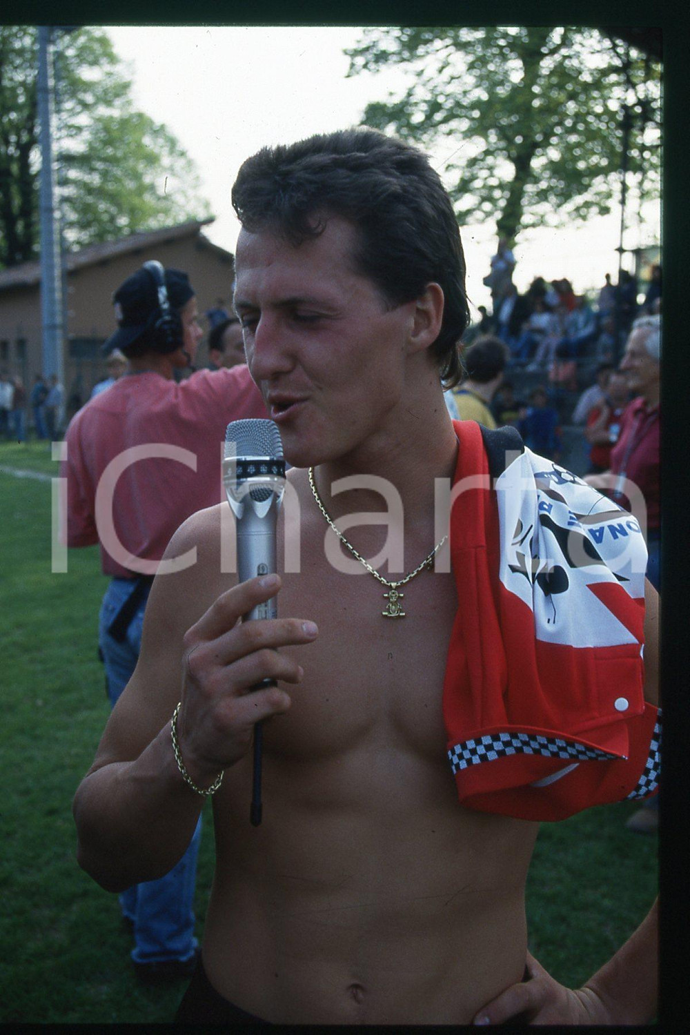 35mm vintage slide* 1990 ca FORMULA 1 driver Michael SCHUMACHER portrait (99)  Diapositiva d'epoca, in formato 35 mm.CONDIZIONI: GOODE' severamente vietata la riproduzione. Tutti i diritti sono riservati.Nella diapositiva ICharta mette in vendita, sul negozio eBay e in esclusiva sul sito "icharta" il proprio archivio composto da numerose diapositive e negativi fotografici d'epoca, tutti originali e autentici, che attraversano la storia del costume italiano tra gli la fine degli anni Sessanta e Novanta.Si tratta di uno sguardo inedito sull'attualit&agrave;, la politica, la vita quotidiana, il gossip e la cultura, che fotografa il cambiamento della nazione in quest'ultimo scorcio del XX secolo. Un'occasione unica per il mercato del collezionismo, che vede finalmente disponibile un archivio eccezionale per vastit&agrave;, tematiche e condizioni, in un settore (il negativo fotografico e la diapositiva) di assoluta novit&agrave; e dalle interessanti prospettive di investimento.  FAIR/discreto   originale e autentica 1